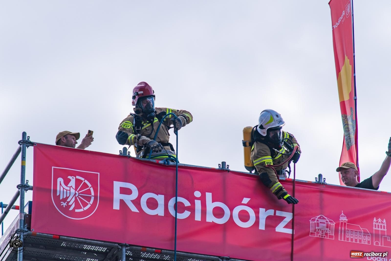 Zdjęcie w galerii na portalu naszraciborz.pl: Tu nie było miejsca na słabość. Strażacy stoczyli morderczą walkę na Placu Dominikańskim [FOTO i WIDEO] wiadomości z regionu