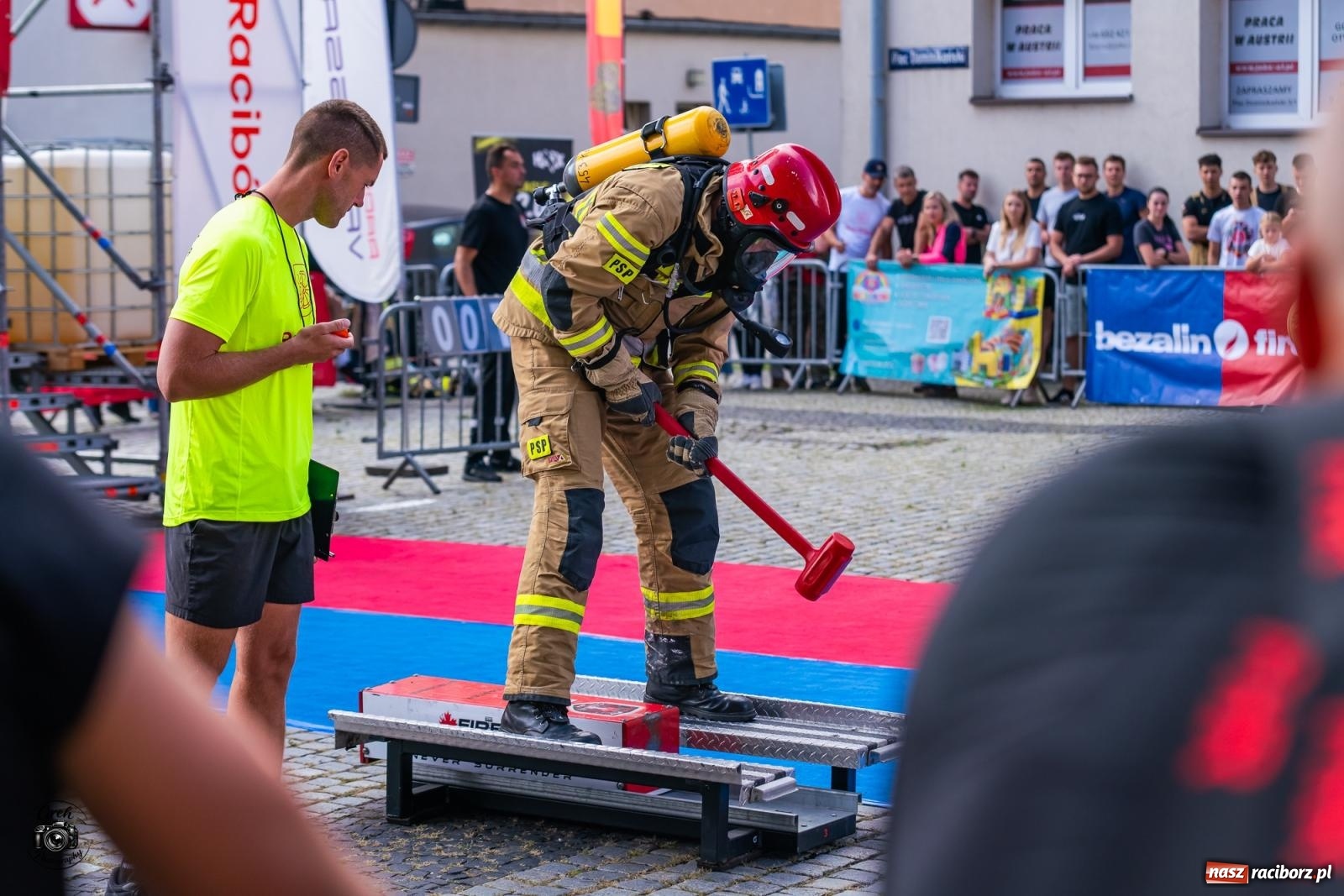 Zdjęcie w galerii na portalu naszraciborz.pl: Tu nie było miejsca na słabość. Strażacy stoczyli morderczą walkę na Placu Dominikańskim [FOTO i WIDEO] wiadomości z regionu