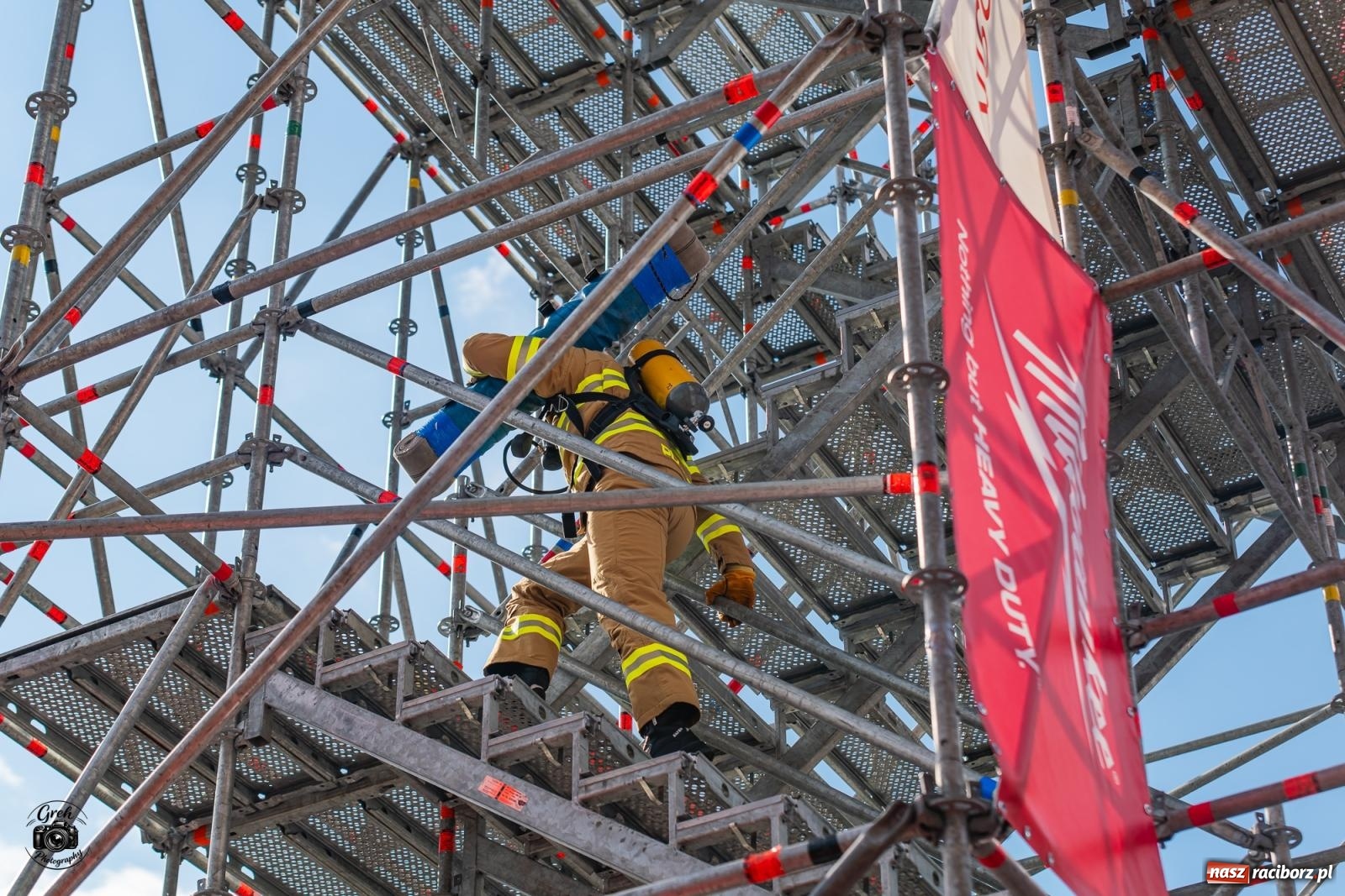 Zdjęcie w galerii na portalu naszraciborz.pl: Tu nie było miejsca na słabość. Strażacy stoczyli morderczą walkę na Placu Dominikańskim [FOTO i WIDEO] wiadomości z regionu