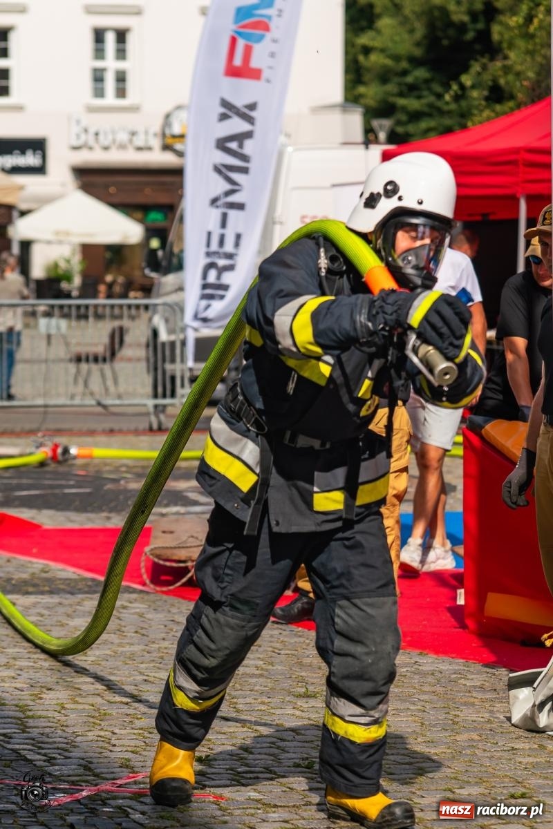 Zdjęcie w galerii na portalu naszraciborz.pl: Tu nie było miejsca na słabość. Strażacy stoczyli morderczą walkę na Placu Dominikańskim [FOTO i WIDEO] wiadomości z regionu