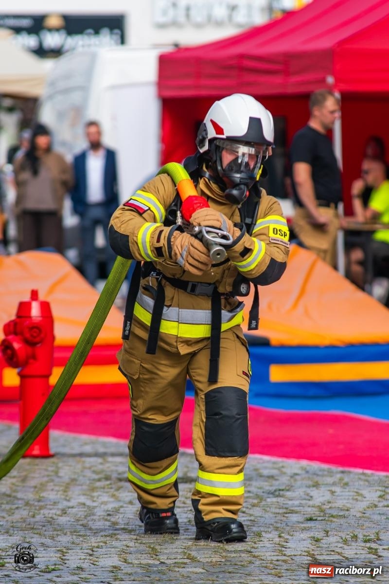 Zdjęcie w galerii na portalu naszraciborz.pl: Tu nie było miejsca na słabość. Strażacy stoczyli morderczą walkę na Placu Dominikańskim [FOTO i WIDEO] wiadomości z regionu