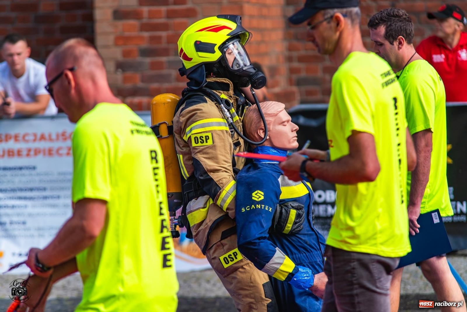 Zdjęcie w galerii na portalu naszraciborz.pl: Tu nie było miejsca na słabość. Strażacy stoczyli morderczą walkę na Placu Dominikańskim [FOTO i WIDEO] wiadomości z regionu