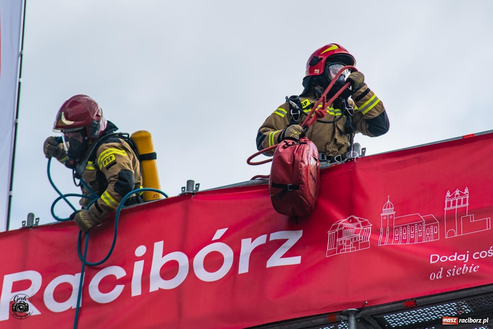 Zdjęcie w galerii na portalu naszraciborz.pl: Tu nie było miejsca na słabość. Strażacy stoczyli morderczą walkę na Placu Dominikańskim [FOTO i WIDEO] wiadomości z regionu