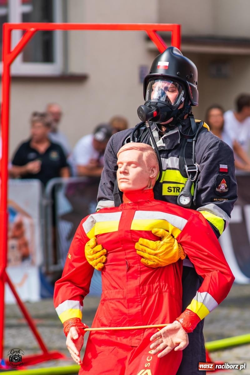 Zdjęcie w galerii na portalu naszraciborz.pl: Tu nie było miejsca na słabość. Strażacy stoczyli morderczą walkę na Placu Dominikańskim [FOTO i WIDEO] wiadomości z regionu