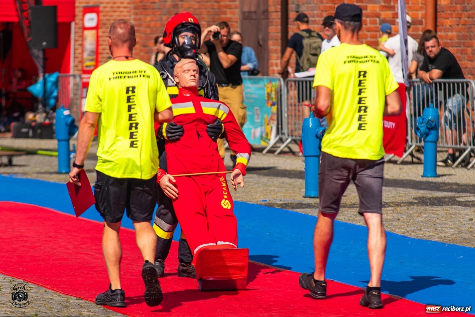 Zdjęcie w galerii na portalu naszraciborz.pl: Tu nie było miejsca na słabość. Strażacy stoczyli morderczą walkę na Placu Dominikańskim [FOTO i WIDEO] wiadomości z regionu