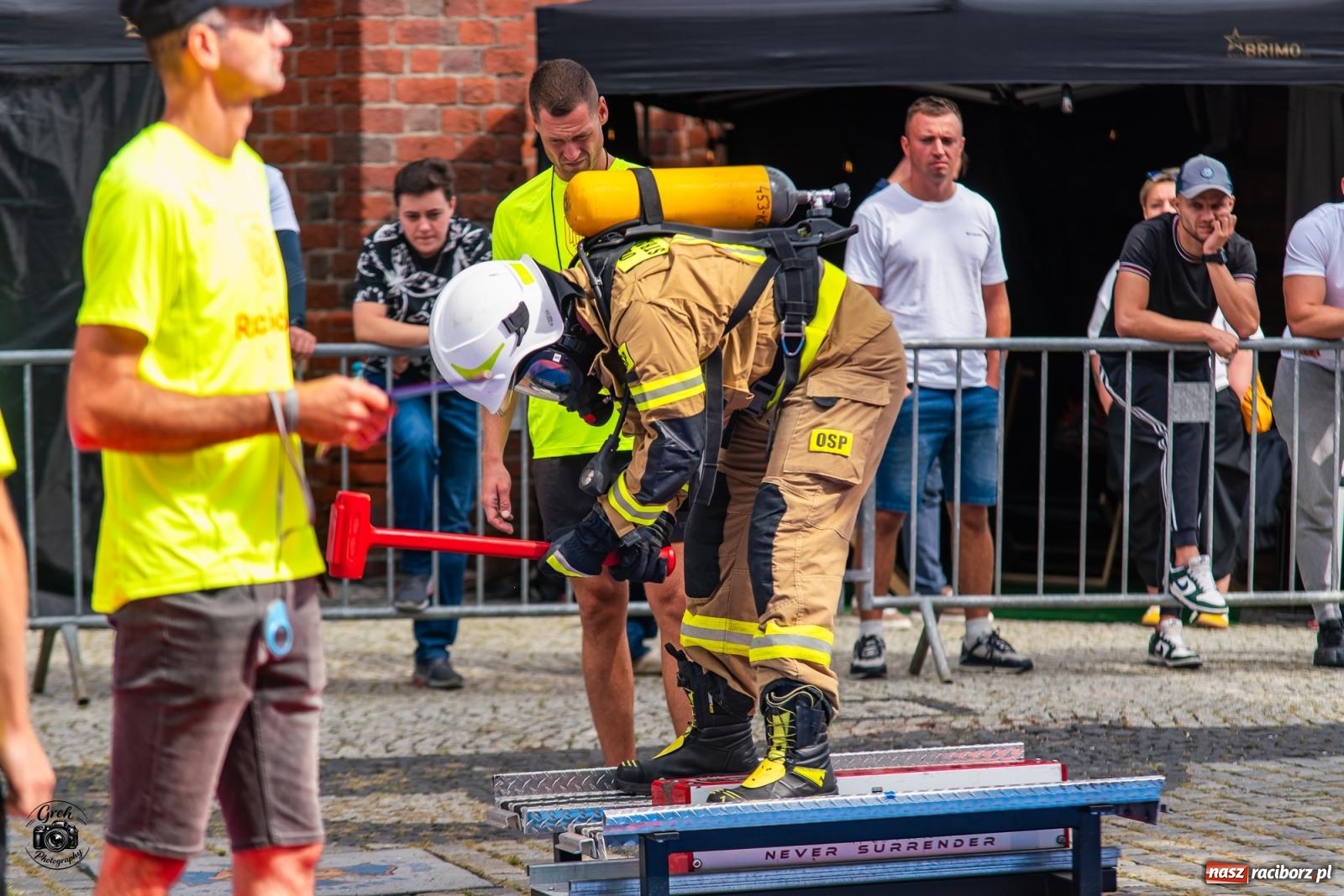Zdjęcie w galerii na portalu naszraciborz.pl: Tu nie było miejsca na słabość. Strażacy stoczyli morderczą walkę na Placu Dominikańskim [FOTO i WIDEO] wiadomości z regionu