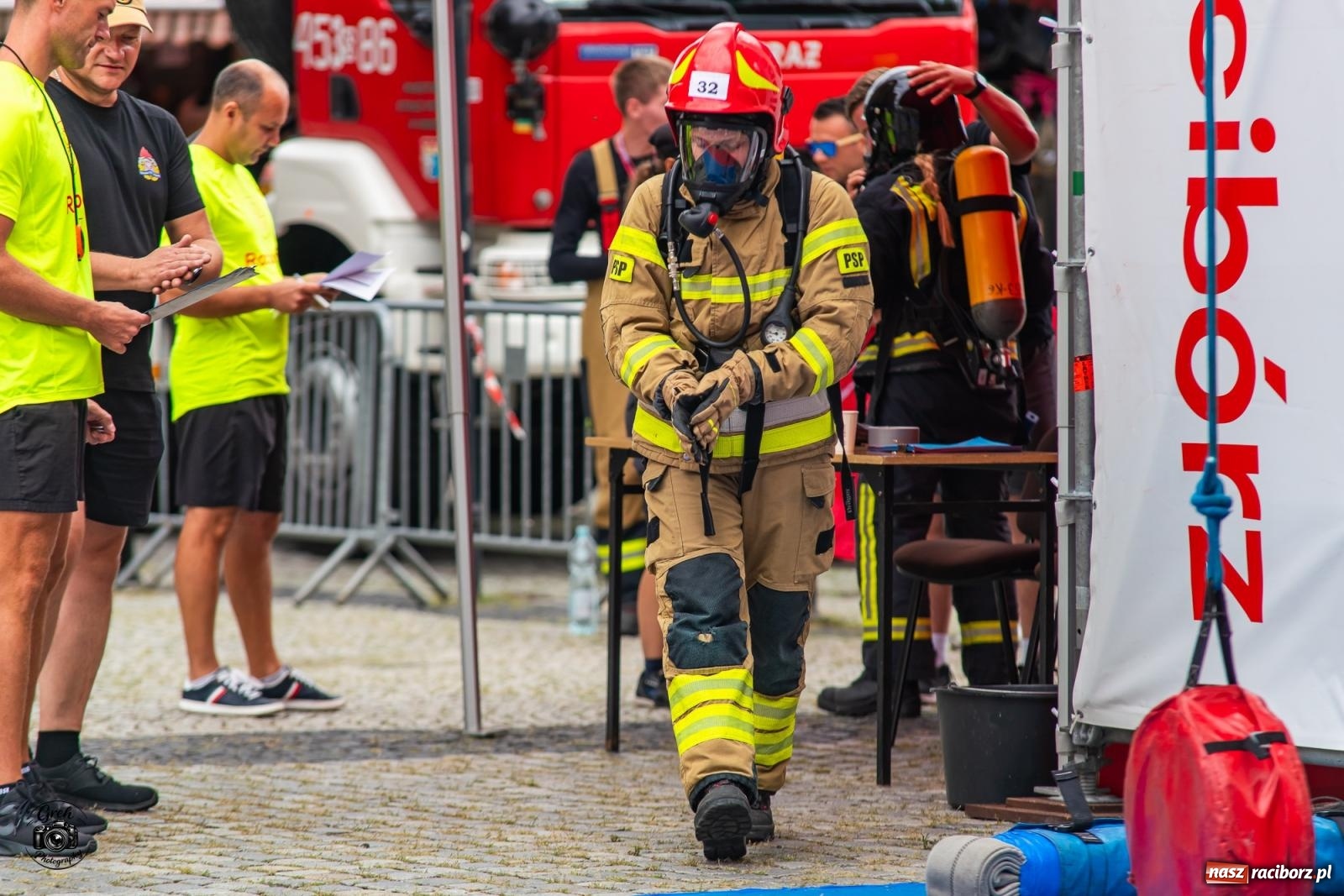 Zdjęcie w galerii na portalu naszraciborz.pl: Tu nie było miejsca na słabość. Strażacy stoczyli morderczą walkę na Placu Dominikańskim [FOTO i WIDEO] wiadomości z regionu