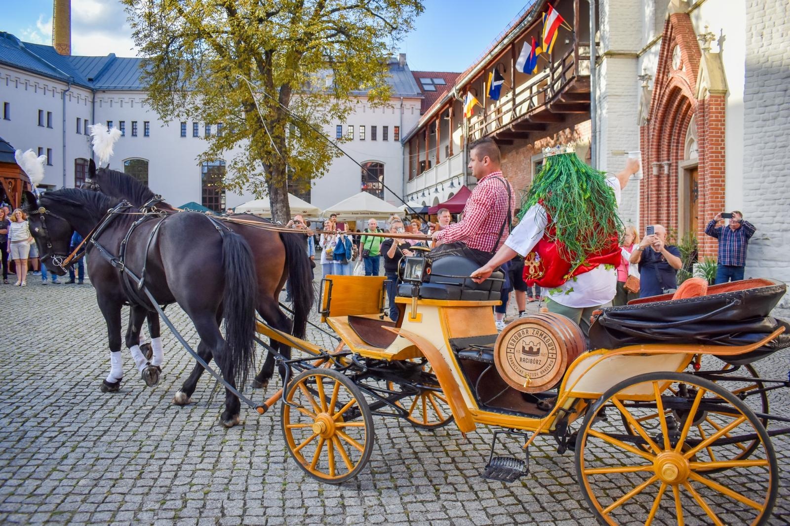 Zdjęcie w galerii na portalu naszraciborz.pl: Dożynki chmielne na raciborskim zamku wiadomości z regionu