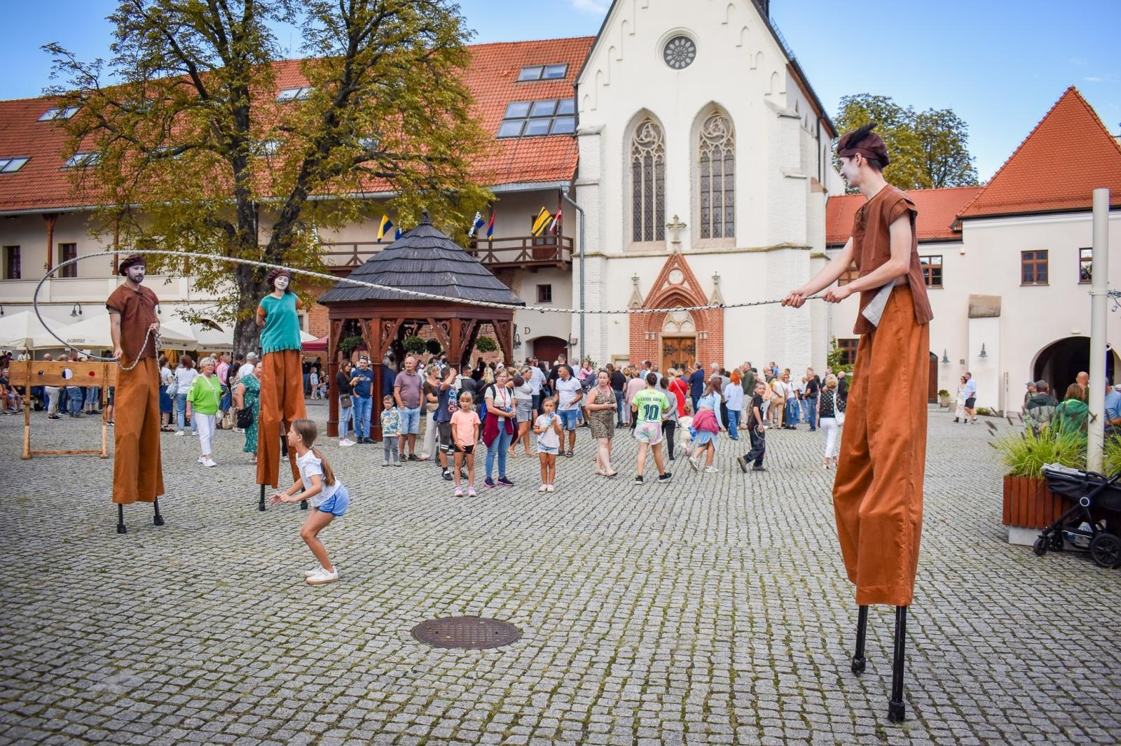 Zdjęcie w galerii na portalu naszraciborz.pl: Dożynki chmielne na raciborskim zamku wiadomości z regionu