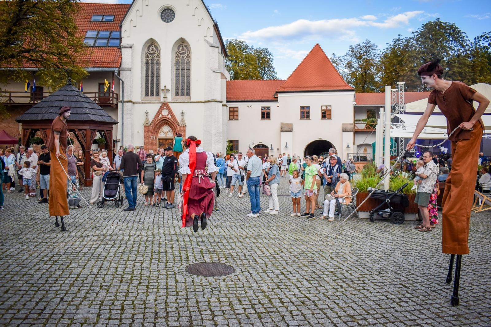 Zdjęcie w galerii na portalu naszraciborz.pl: Dożynki chmielne na raciborskim zamku wiadomości z regionu