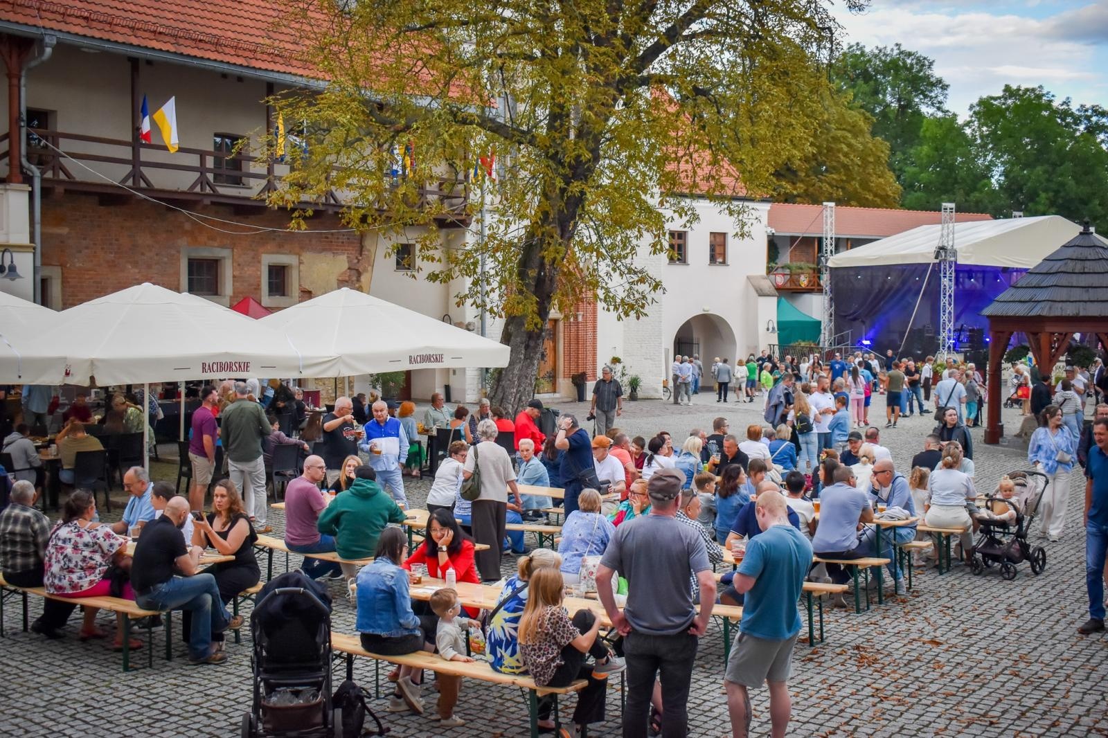 Zdjęcie w galerii na portalu naszraciborz.pl: Dożynki chmielne na raciborskim zamku wiadomości z regionu