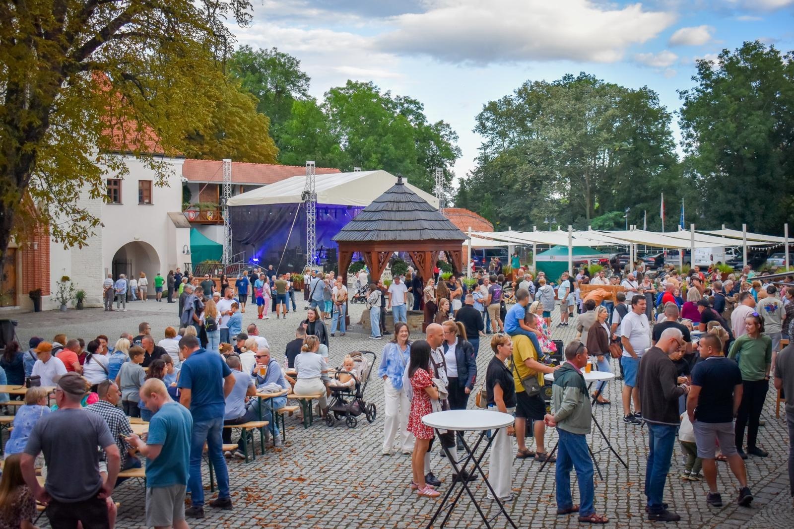 Zdjęcie w galerii na portalu naszraciborz.pl: Dożynki chmielne na raciborskim zamku wiadomości z regionu