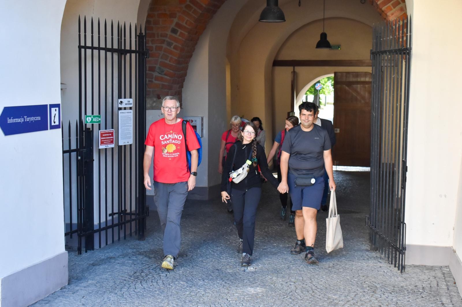 Zdjęcie w galerii na portalu naszraciborz.pl: Górnośląskie Camino zakończyło się w Raciborzu. Pamiątkowa tabliczka zostanie na zamku wiadomości z regionu