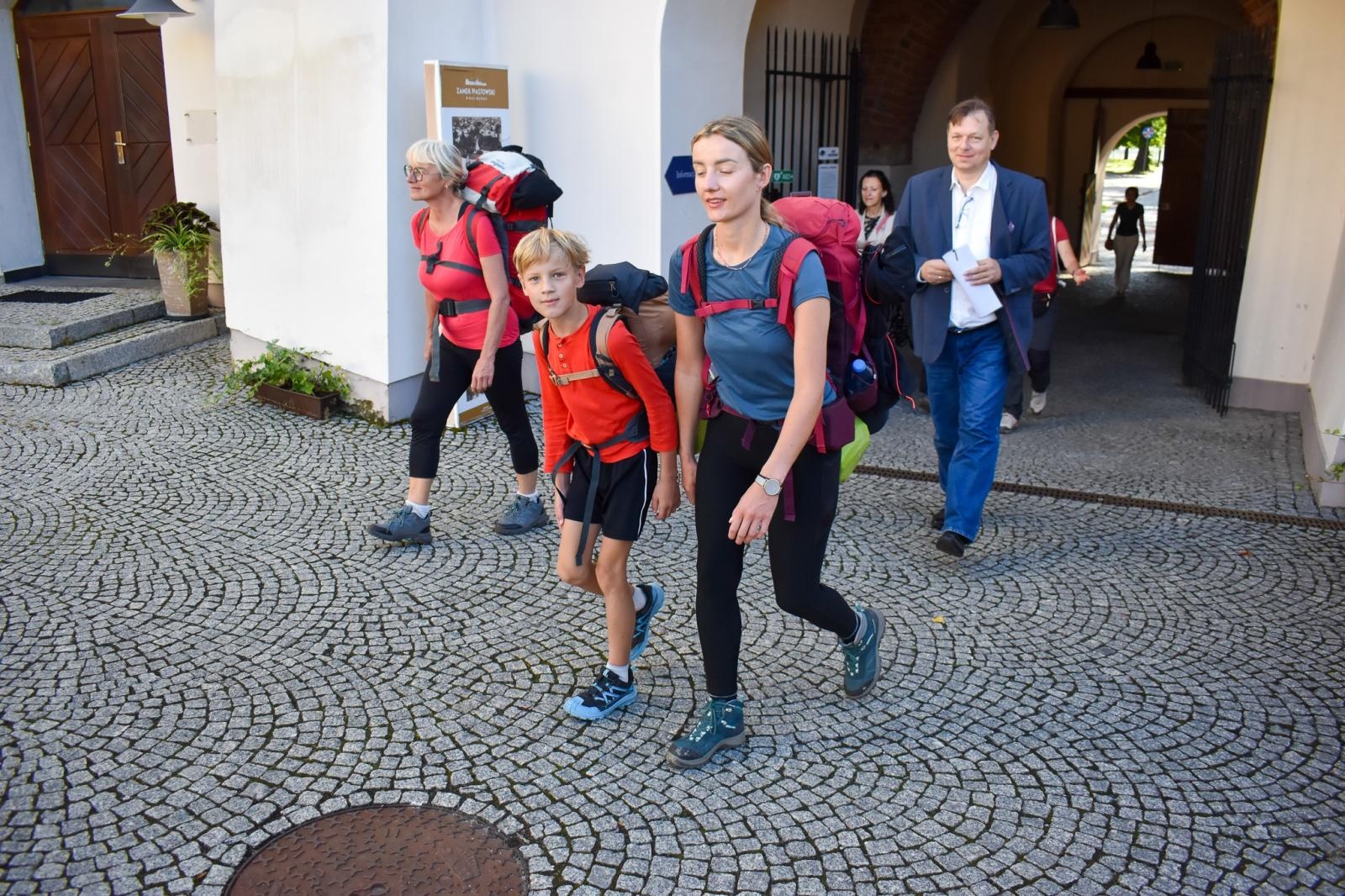 Zdjęcie w galerii na portalu naszraciborz.pl: Górnośląskie Camino zakończyło się w Raciborzu. Pamiątkowa tabliczka zostanie na zamku wiadomości z regionu