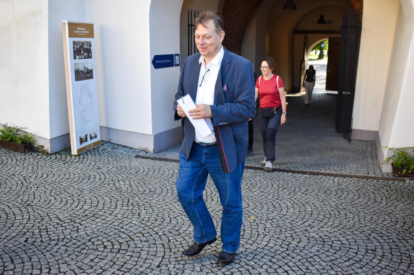 Zdjęcie w galerii na portalu naszraciborz.pl: Górnośląskie Camino zakończyło się w Raciborzu. Pamiątkowa tabliczka zostanie na zamku wiadomości z regionu