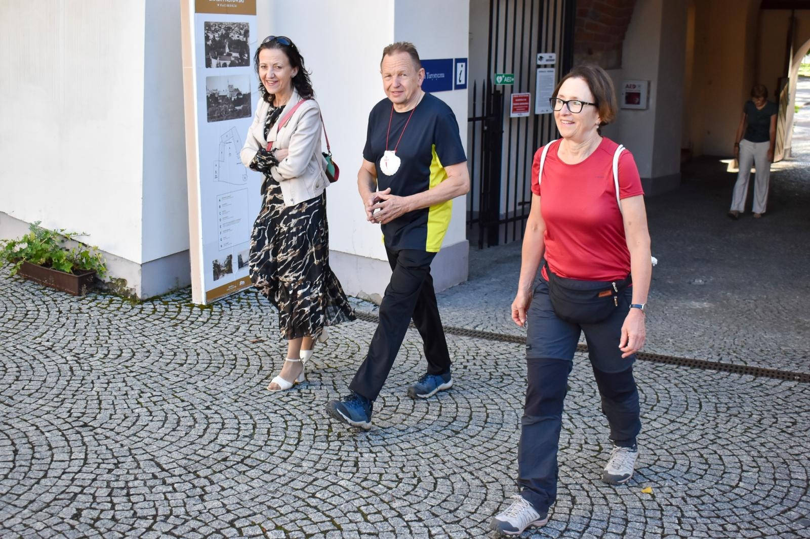 Zdjęcie w galerii na portalu naszraciborz.pl: Górnośląskie Camino zakończyło się w Raciborzu. Pamiątkowa tabliczka zostanie na zamku wiadomości z regionu