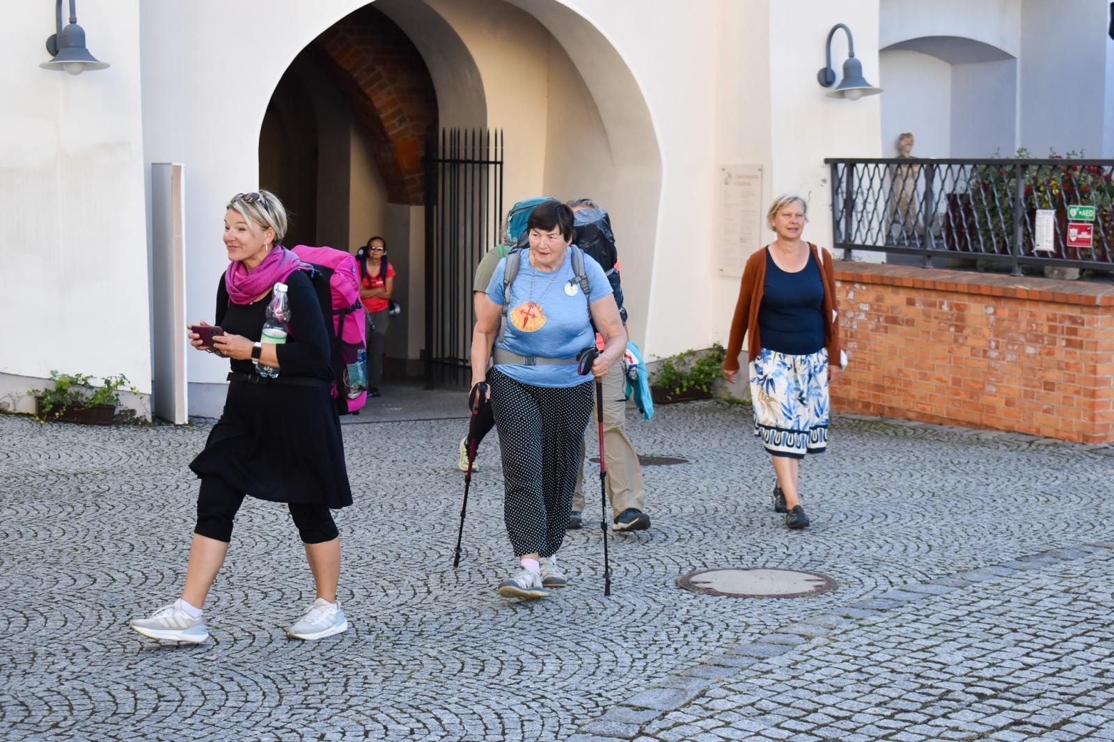 Zdjęcie w galerii na portalu naszraciborz.pl: Górnośląskie Camino zakończyło się w Raciborzu. Pamiątkowa tabliczka zostanie na zamku wiadomości z regionu