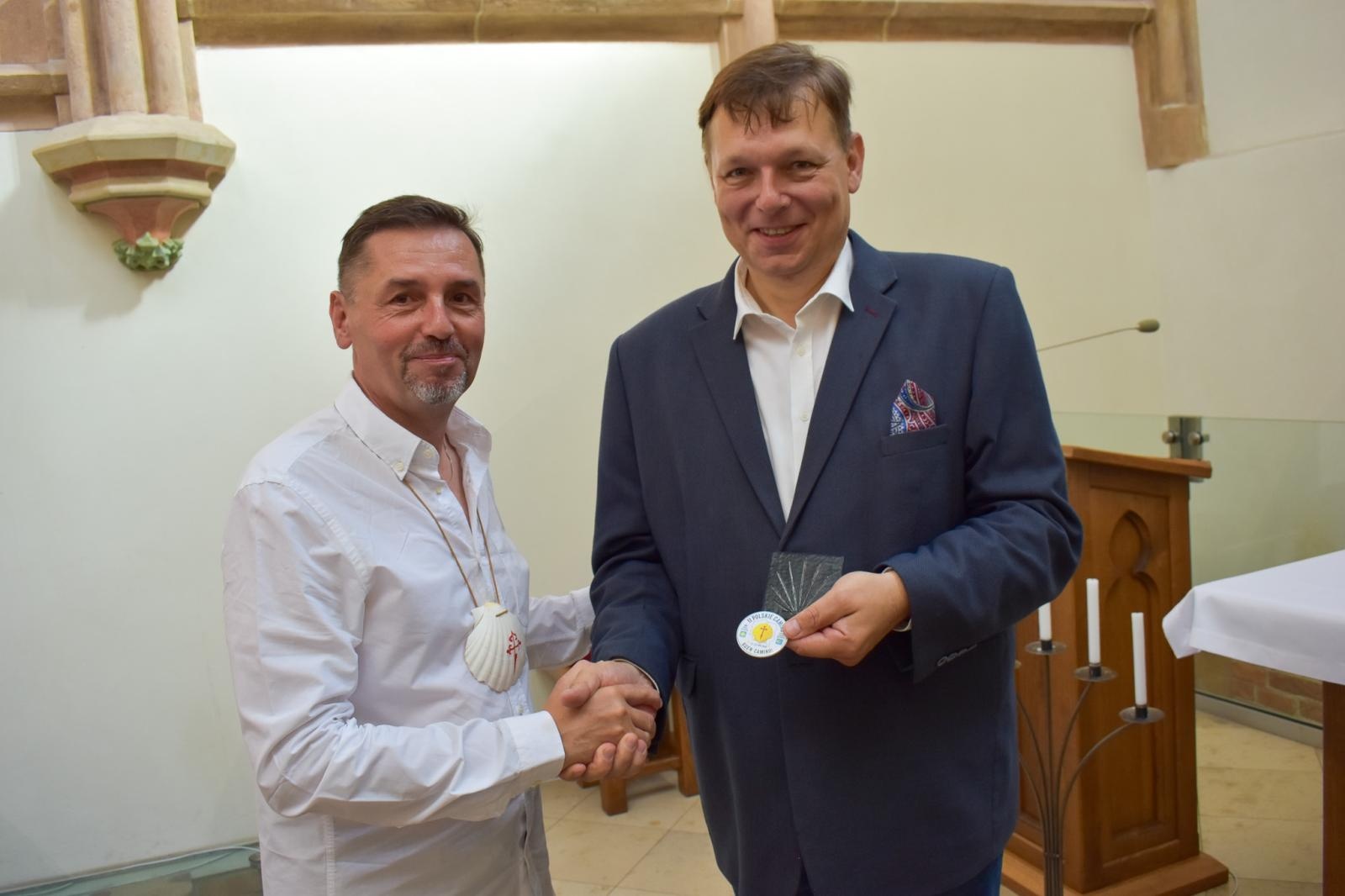 Zdjęcie w galerii na portalu naszraciborz.pl: Górnośląskie Camino zakończyło się w Raciborzu. Pamiątkowa tabliczka zostanie na zamku wiadomości z regionu
