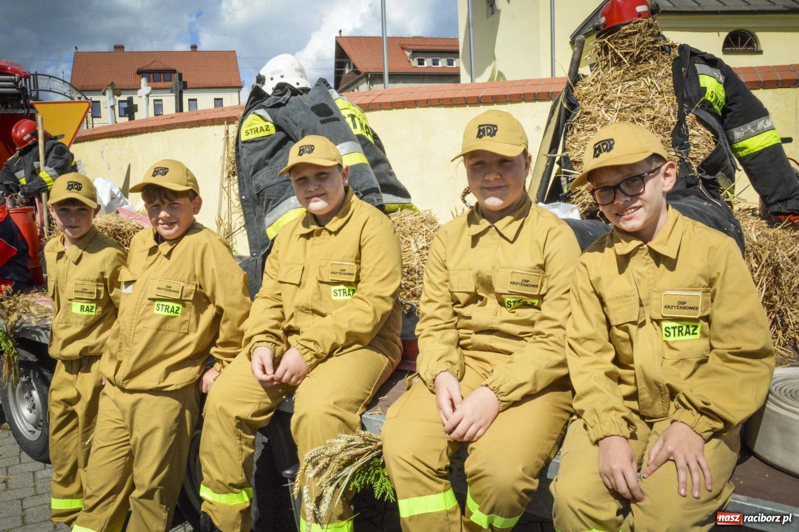 Zdjęcie w galerii na portalu naszraciborz.pl: Barwny korowód w Krzyżanowicach przeszedł ulicami! Trwa święto plonów na placu festynowym [FOTO i WIDEO] wiadomości z regionu