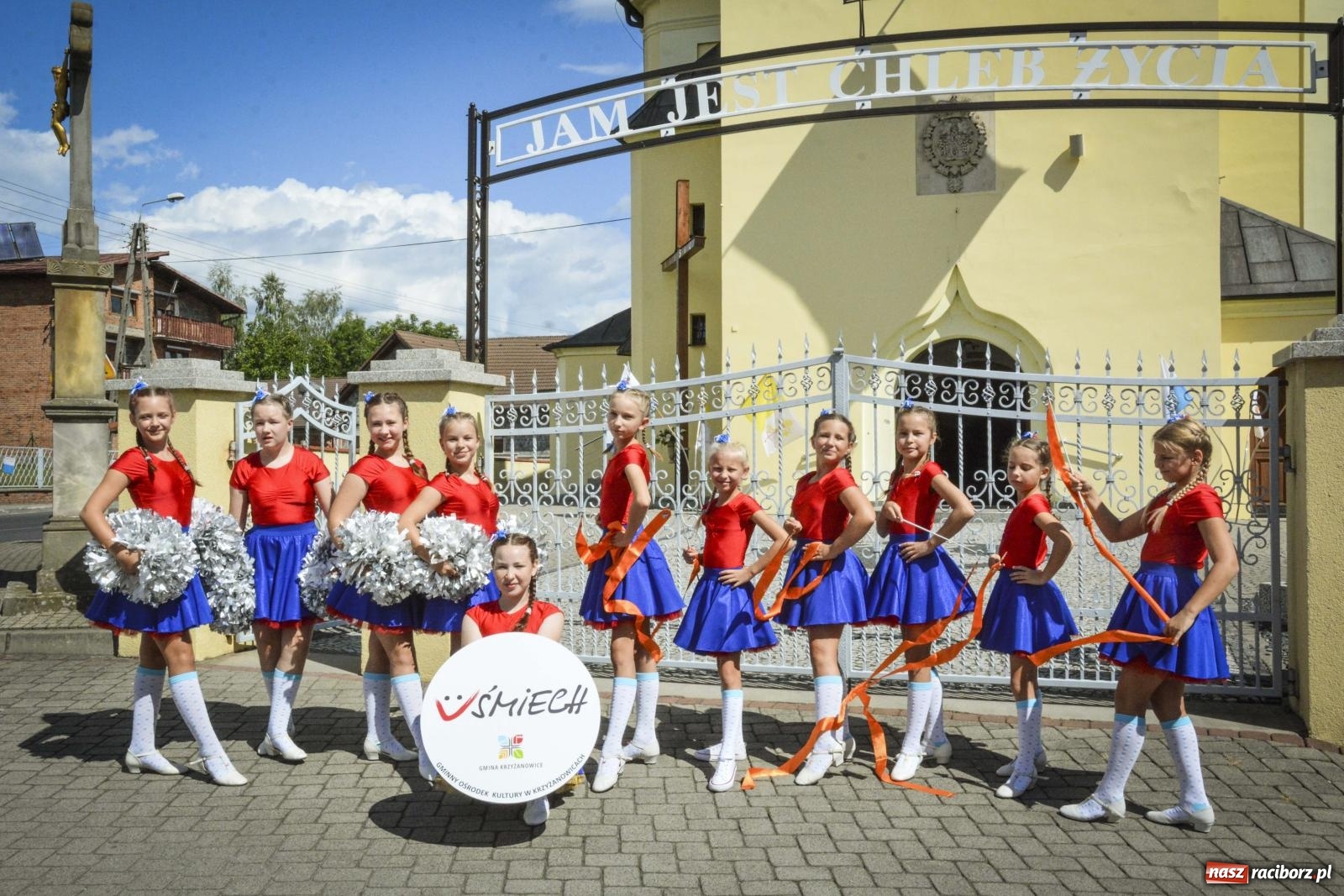 Zdjęcie w galerii na portalu naszraciborz.pl: Barwny korowód w Krzyżanowicach przeszedł ulicami! Trwa święto plonów na placu festynowym [FOTO i WIDEO] wiadomości z regionu