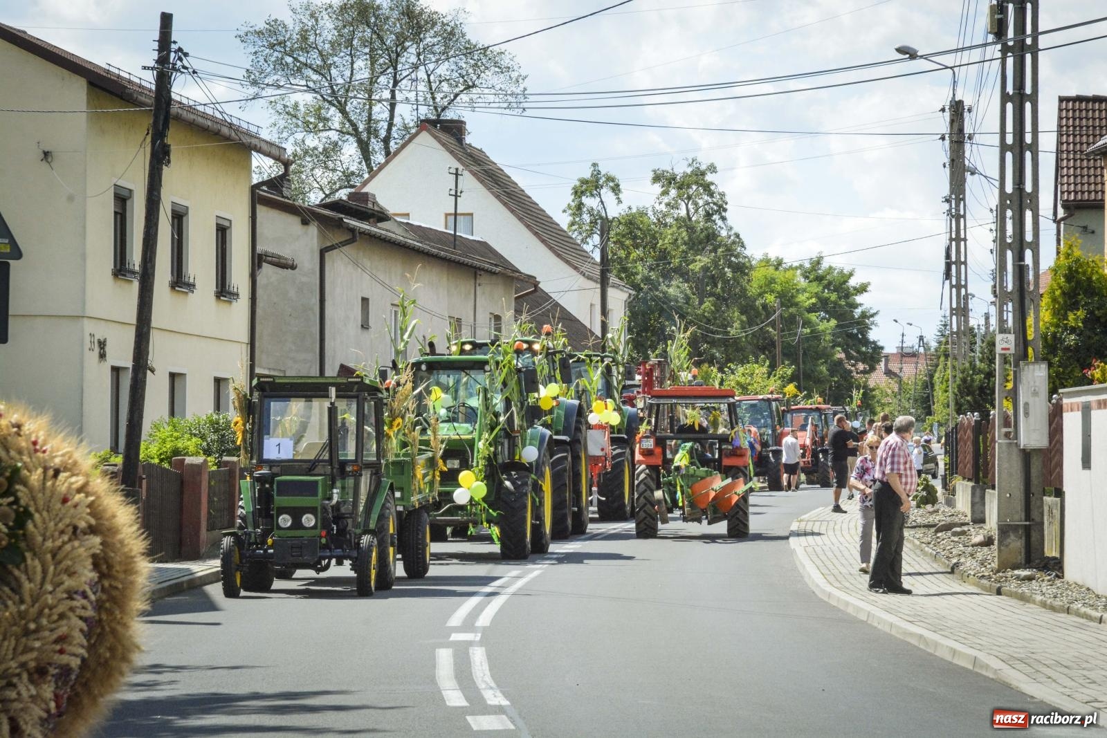 Zdjęcie w galerii na portalu naszraciborz.pl: Barwny korowód w Krzyżanowicach przeszedł ulicami! Trwa święto plonów na placu festynowym [FOTO i WIDEO] wiadomości z regionu