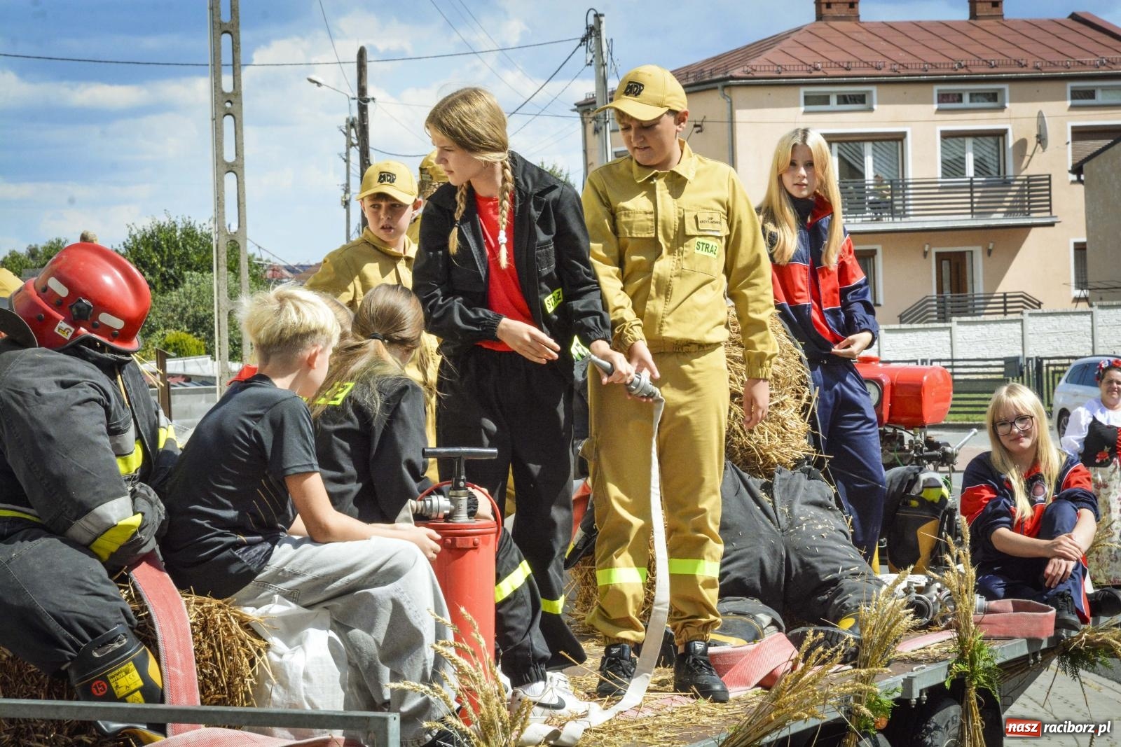 Zdjęcie w galerii na portalu naszraciborz.pl: Barwny korowód w Krzyżanowicach przeszedł ulicami! Trwa święto plonów na placu festynowym [FOTO i WIDEO] wiadomości z regionu