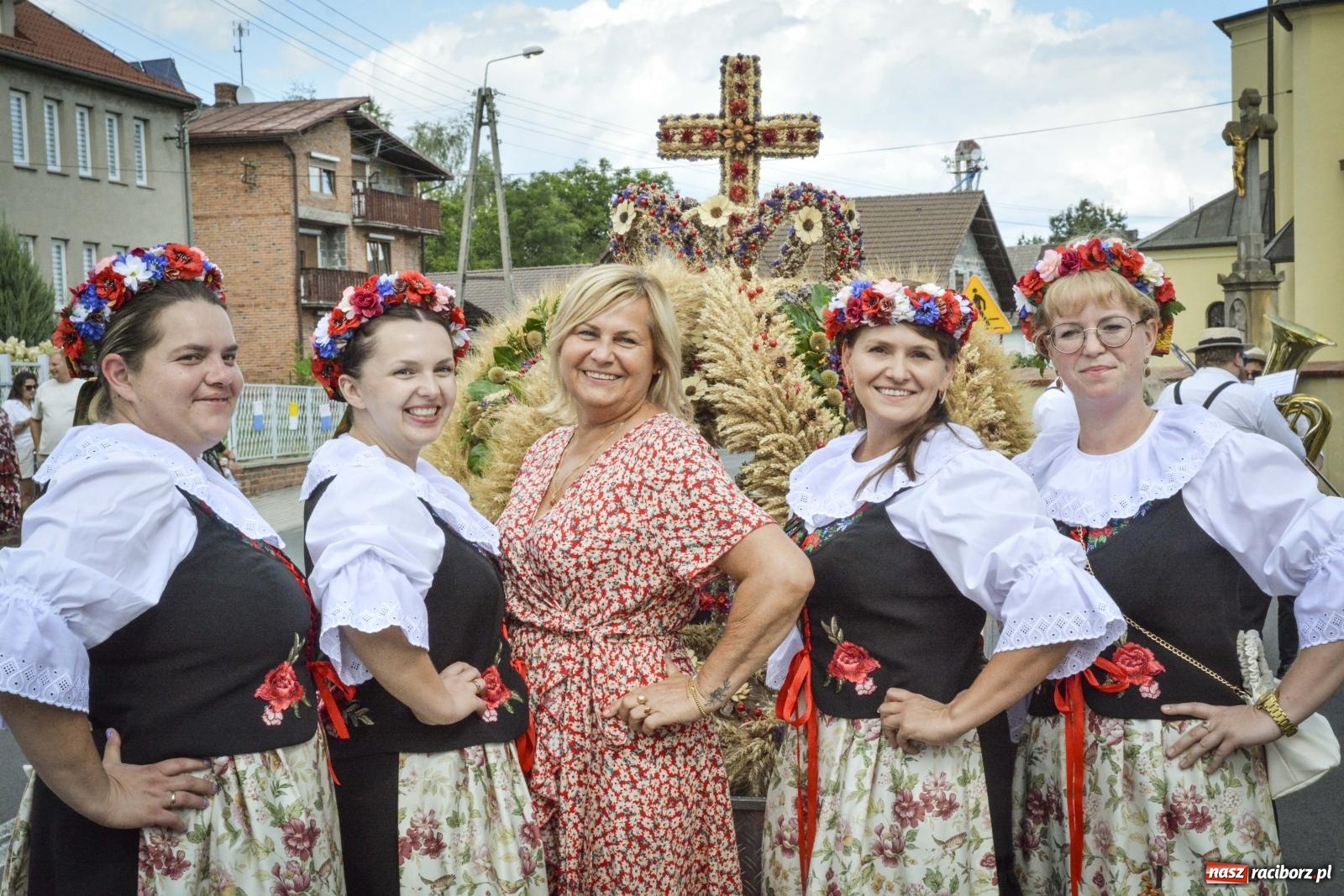Zdjęcie w galerii na portalu naszraciborz.pl: Barwny korowód w Krzyżanowicach przeszedł ulicami! Trwa święto plonów na placu festynowym [FOTO i WIDEO] wiadomości z regionu
