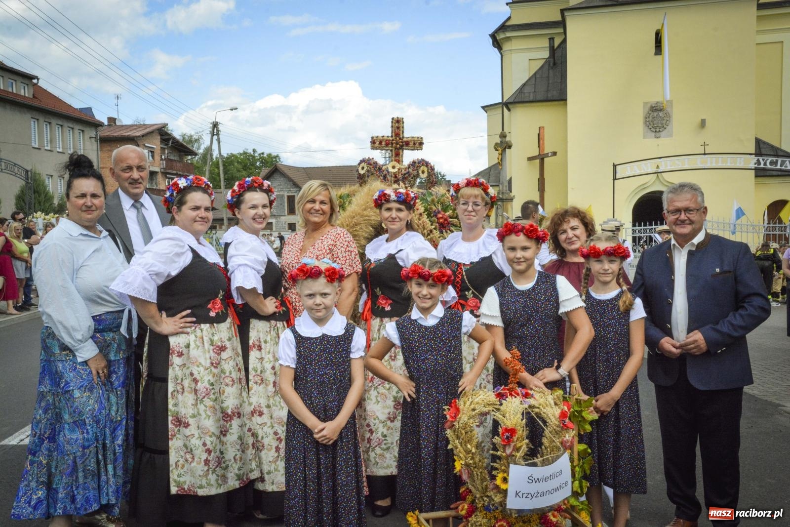 Zdjęcie w galerii na portalu naszraciborz.pl: Barwny korowód w Krzyżanowicach przeszedł ulicami! Trwa święto plonów na placu festynowym [FOTO i WIDEO] wiadomości z regionu