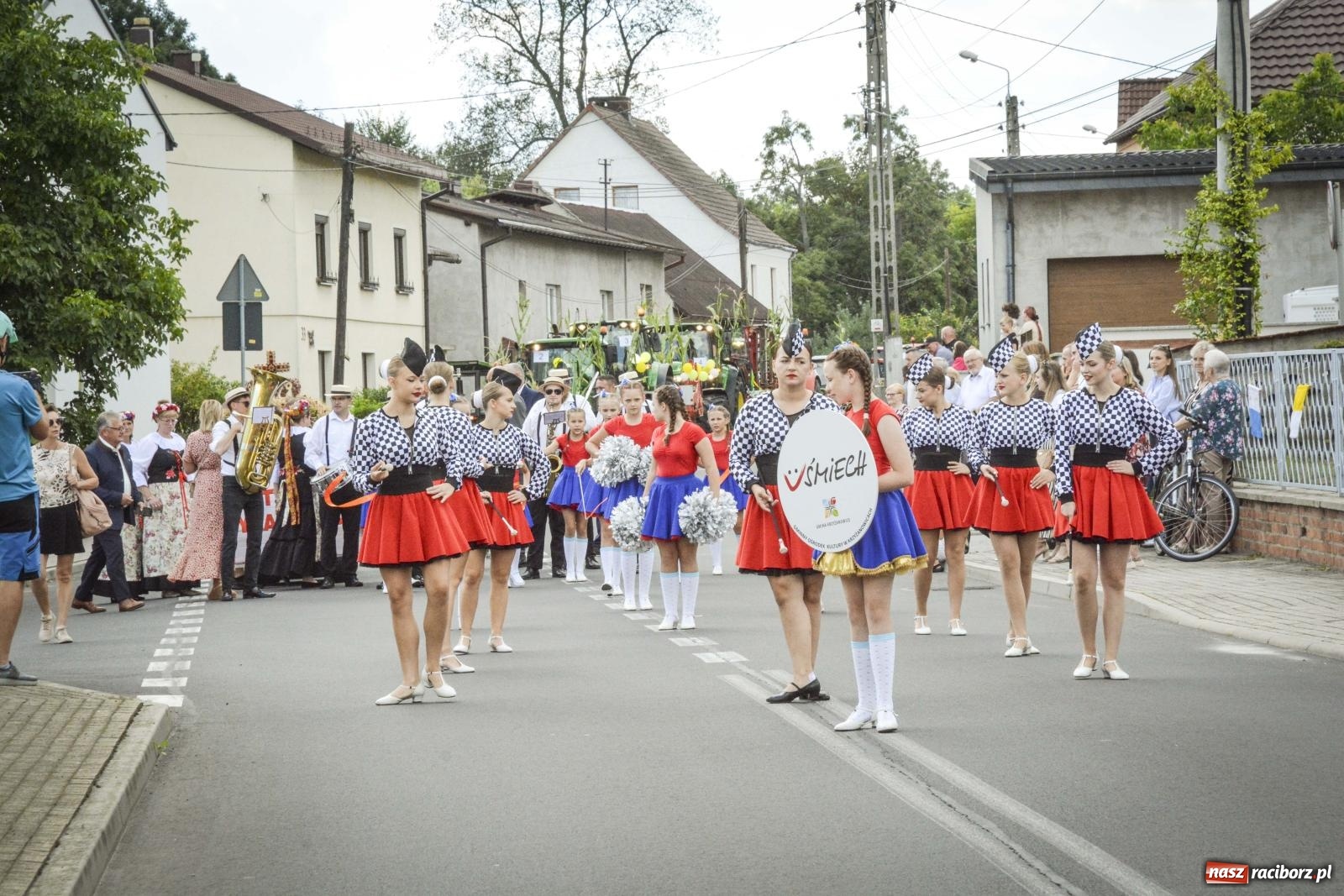 Zdjęcie w galerii na portalu naszraciborz.pl: Barwny korowód w Krzyżanowicach przeszedł ulicami! Trwa święto plonów na placu festynowym [FOTO i WIDEO] wiadomości z regionu