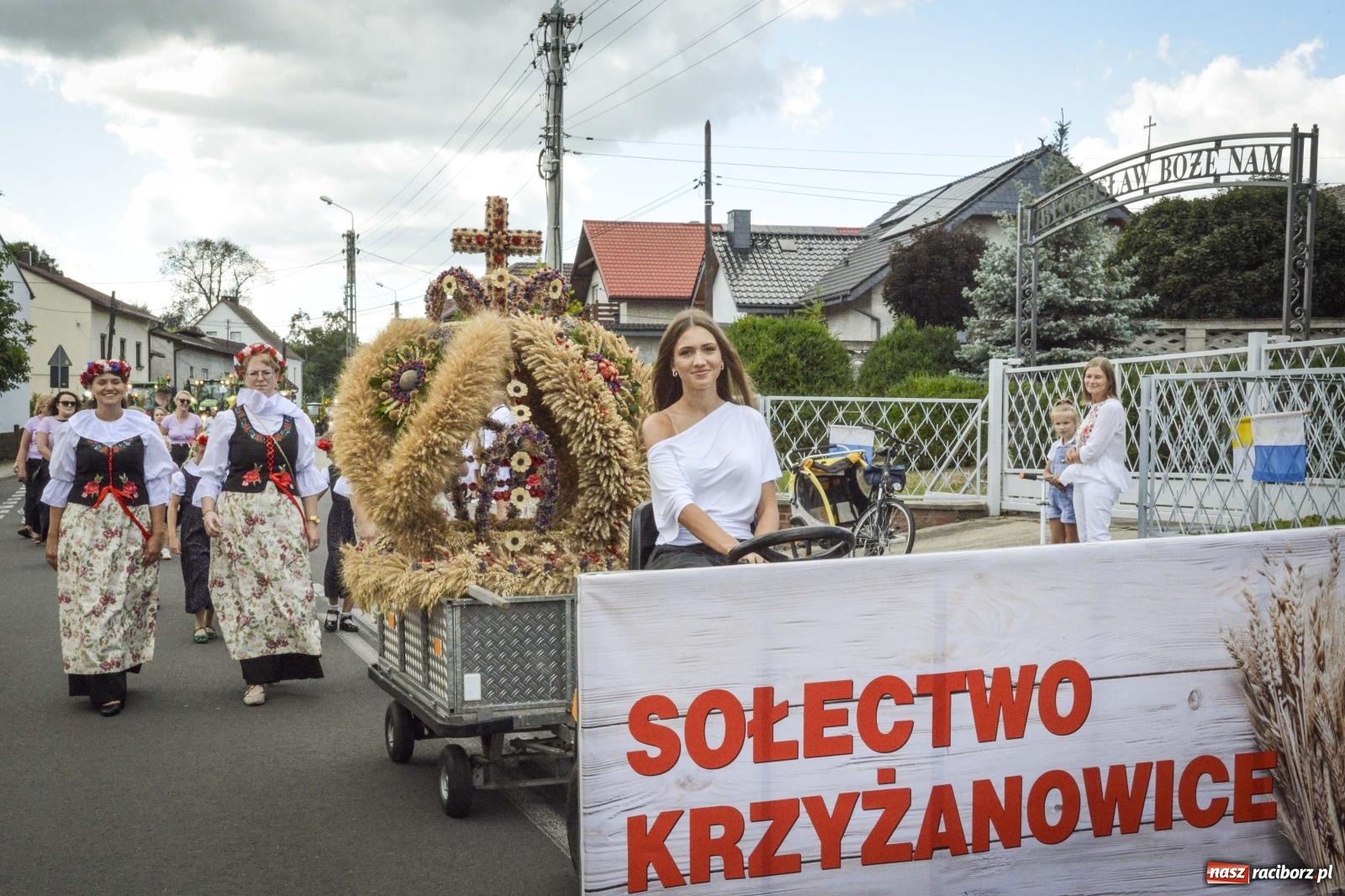 Zdjęcie w galerii na portalu naszraciborz.pl: Barwny korowód w Krzyżanowicach przeszedł ulicami! Trwa święto plonów na placu festynowym [FOTO i WIDEO] wiadomości z regionu