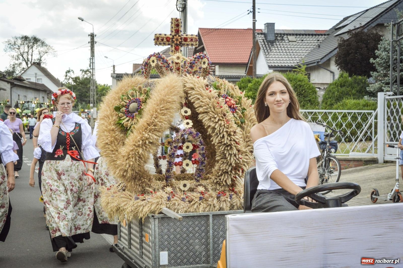 Zdjęcie w galerii na portalu naszraciborz.pl: Barwny korowód w Krzyżanowicach przeszedł ulicami! Trwa święto plonów na placu festynowym [FOTO i WIDEO] wiadomości z regionu