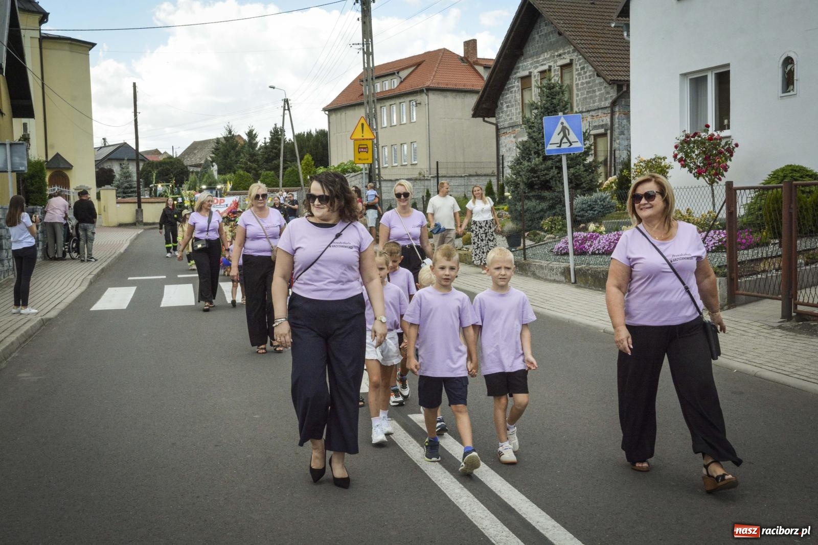 Zdjęcie w galerii na portalu naszraciborz.pl: Barwny korowód w Krzyżanowicach przeszedł ulicami! Trwa święto plonów na placu festynowym [FOTO i WIDEO] wiadomości z regionu