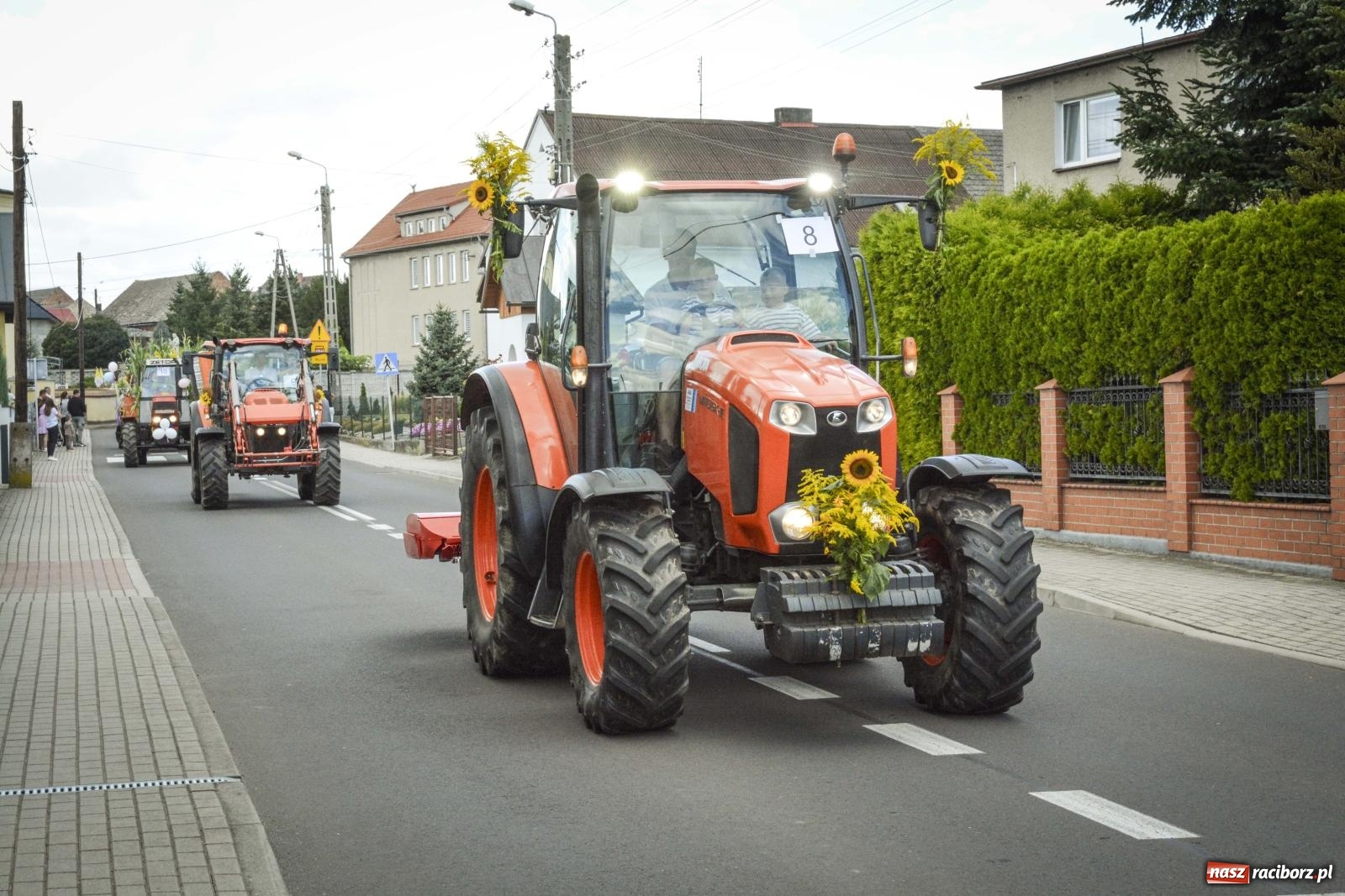 Zdjęcie w galerii na portalu naszraciborz.pl: Barwny korowód w Krzyżanowicach przeszedł ulicami! Trwa święto plonów na placu festynowym [FOTO i WIDEO] wiadomości z regionu
