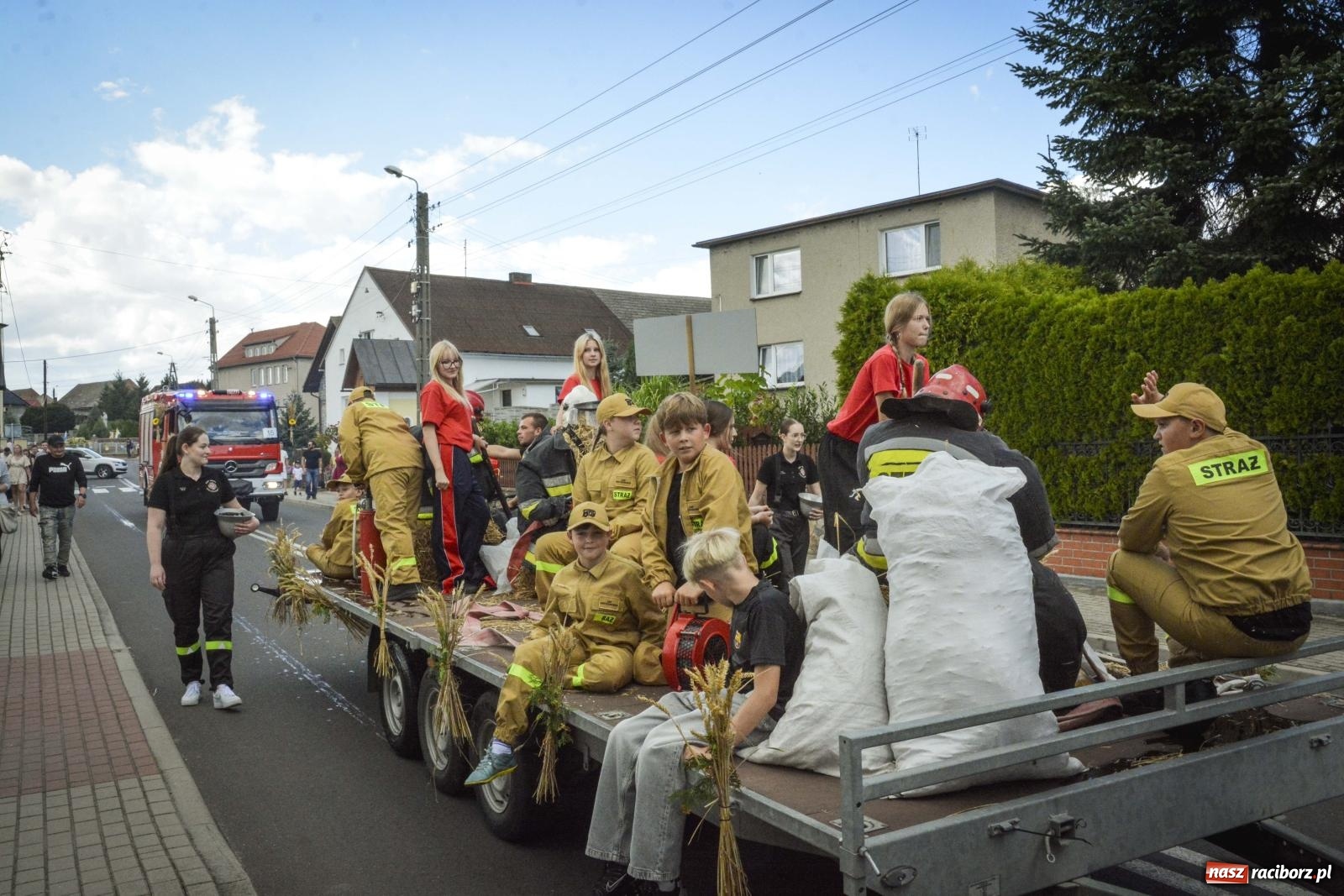 Zdjęcie w galerii na portalu naszraciborz.pl: Barwny korowód w Krzyżanowicach przeszedł ulicami! Trwa święto plonów na placu festynowym [FOTO i WIDEO] wiadomości z regionu