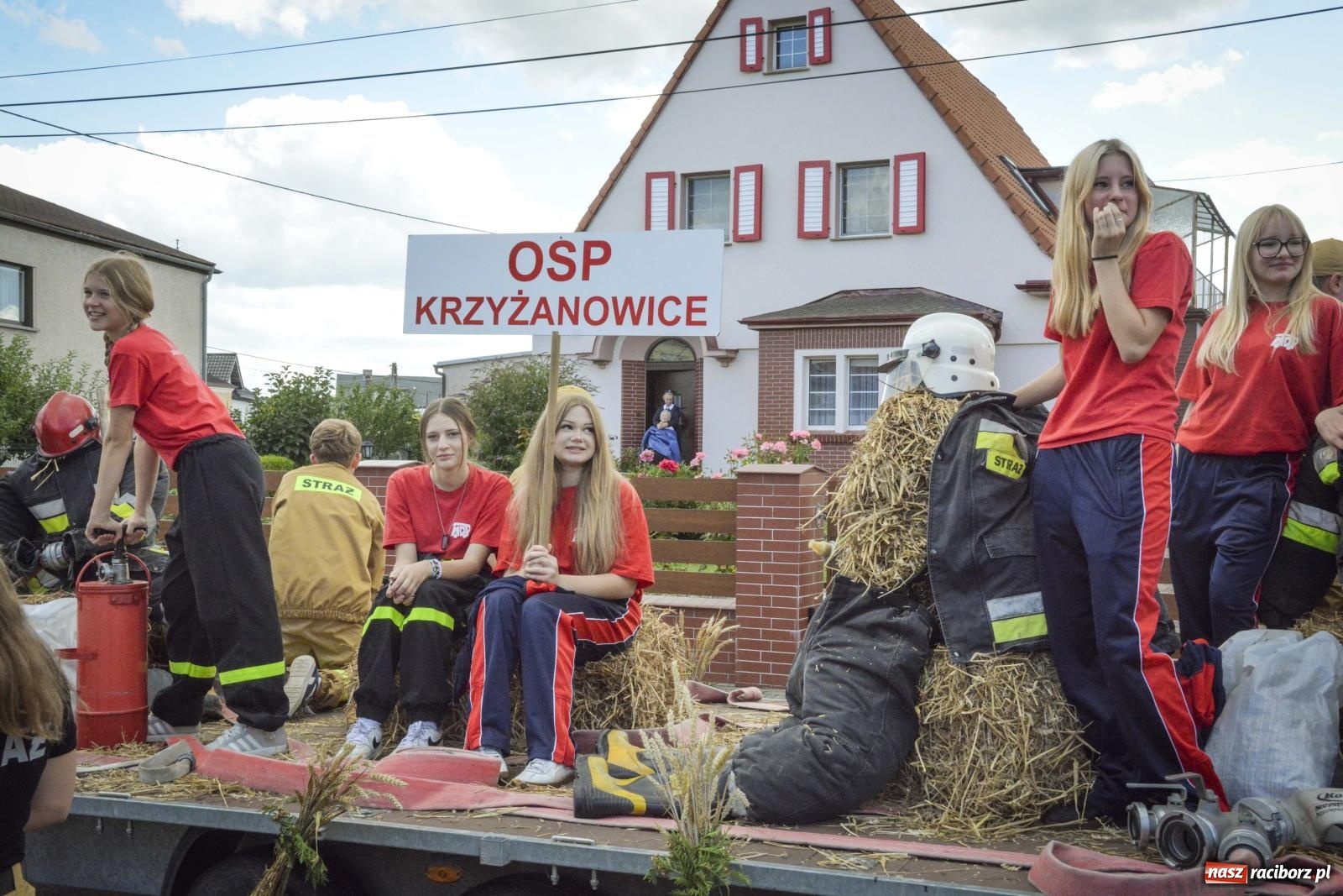 Zdjęcie w galerii na portalu naszraciborz.pl: Barwny korowód w Krzyżanowicach przeszedł ulicami! Trwa święto plonów na placu festynowym [FOTO i WIDEO] wiadomości z regionu