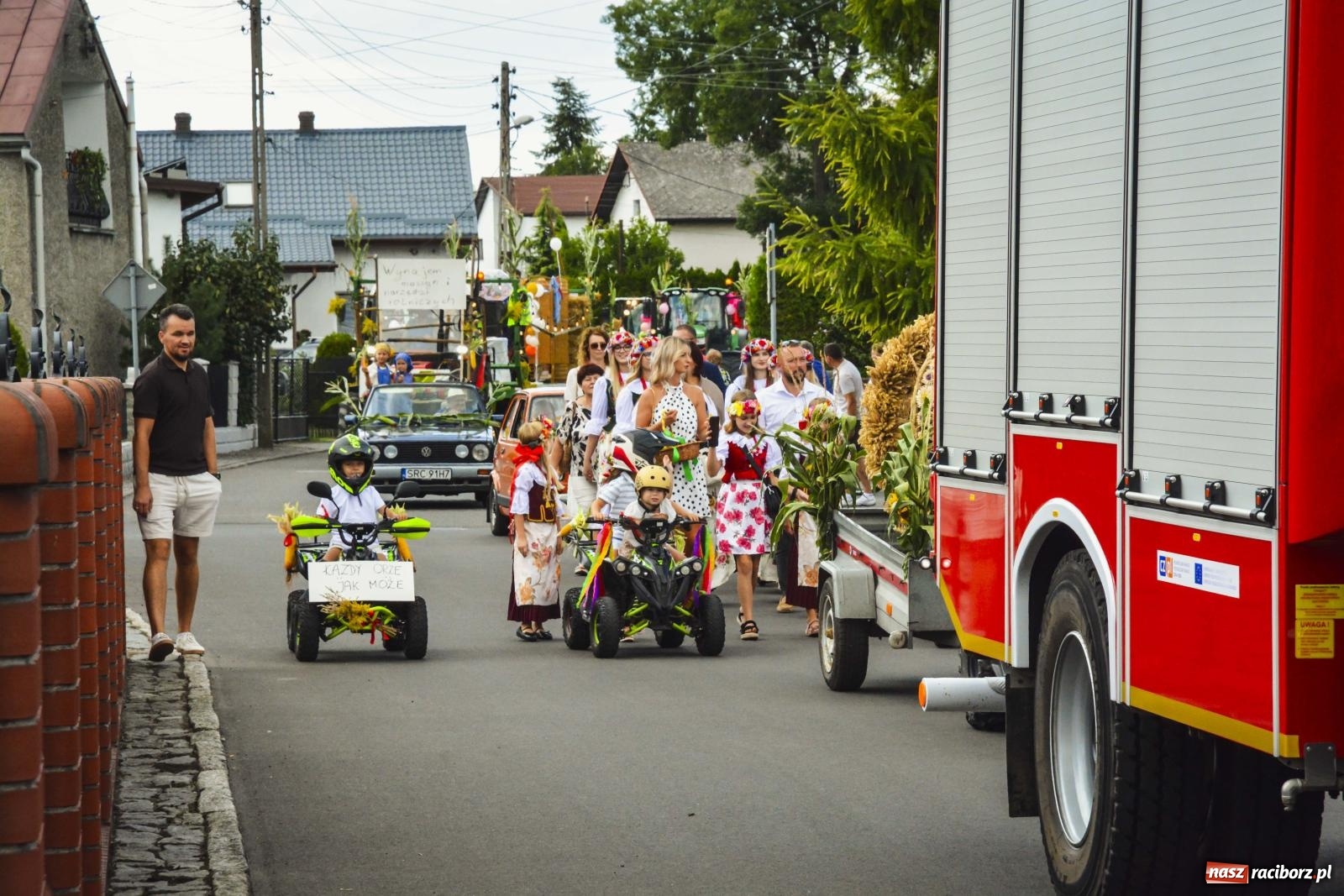 Zdjęcie w galerii na portalu naszraciborz.pl: Barwny korowód przeszedł ulicami Zabełkowa! Trwa wielkie świętowanie na boisku LKS [FOTO i WIDEO] wiadomości z regionu