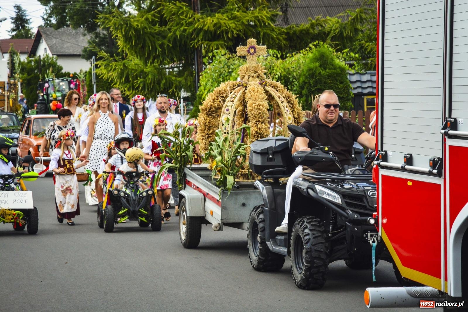 Zdjęcie w galerii na portalu naszraciborz.pl: Barwny korowód przeszedł ulicami Zabełkowa! Trwa wielkie świętowanie na boisku LKS [FOTO i WIDEO] wiadomości z regionu
