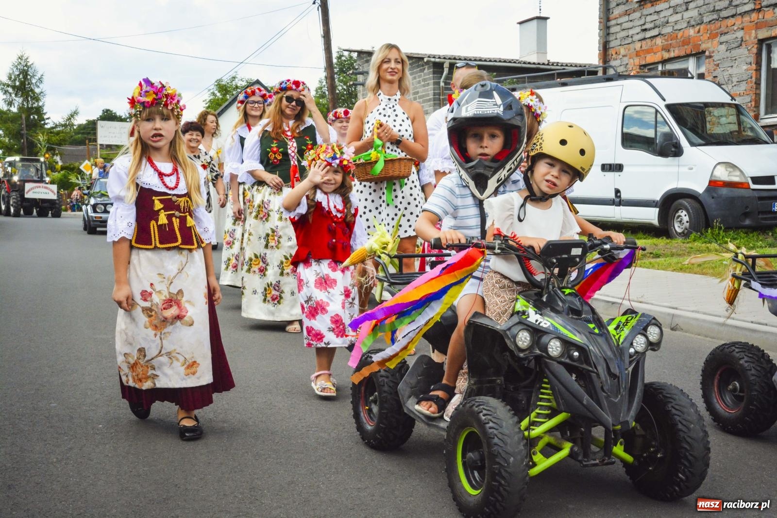 Zdjęcie w galerii na portalu naszraciborz.pl: Barwny korowód przeszedł ulicami Zabełkowa! Trwa wielkie świętowanie na boisku LKS [FOTO i WIDEO] wiadomości z regionu