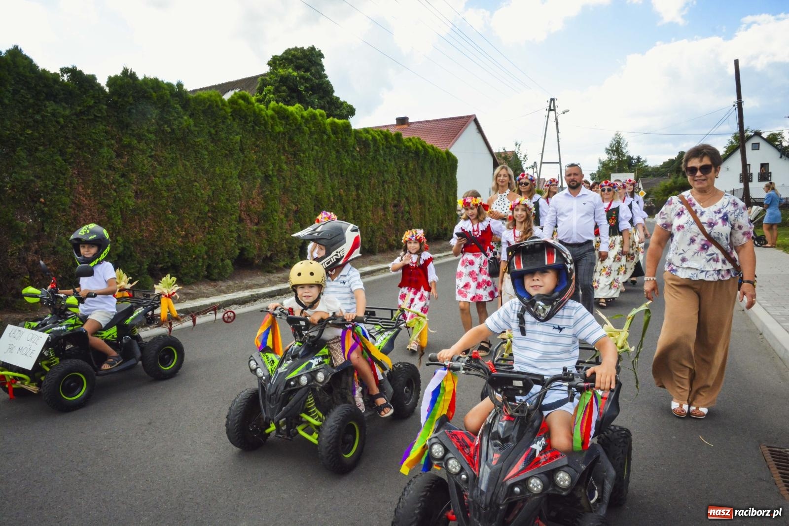 Zdjęcie w galerii na portalu naszraciborz.pl: Barwny korowód przeszedł ulicami Zabełkowa! Trwa wielkie świętowanie na boisku LKS [FOTO i WIDEO] wiadomości z regionu