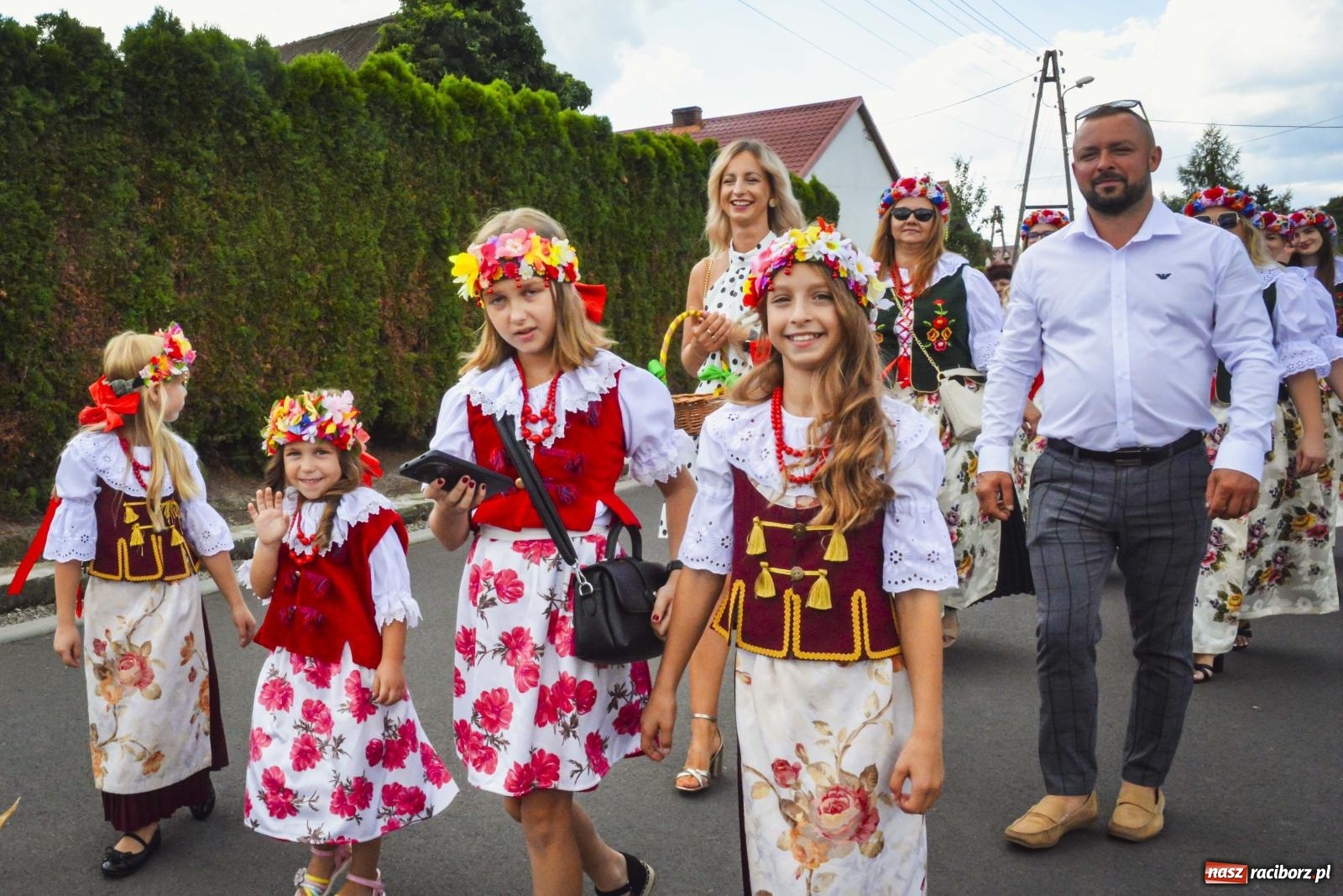 Zdjęcie w galerii na portalu naszraciborz.pl: Barwny korowód przeszedł ulicami Zabełkowa! Trwa wielkie świętowanie na boisku LKS [FOTO i WIDEO] wiadomości z regionu