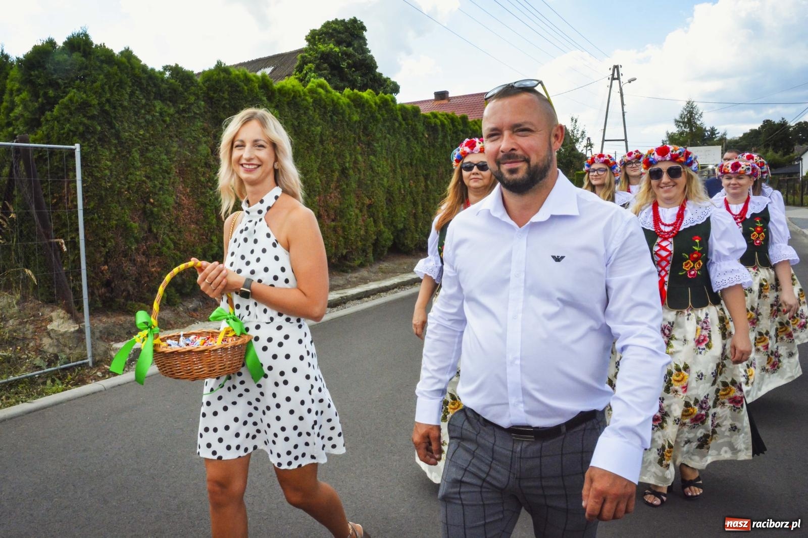 Zdjęcie w galerii na portalu naszraciborz.pl: Barwny korowód przeszedł ulicami Zabełkowa! Trwa wielkie świętowanie na boisku LKS [FOTO i WIDEO] wiadomości z regionu