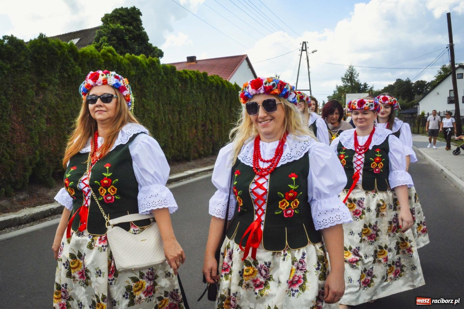 Zdjęcie w galerii na portalu naszraciborz.pl: Barwny korowód przeszedł ulicami Zabełkowa! Trwa wielkie świętowanie na boisku LKS [FOTO i WIDEO] wiadomości z regionu