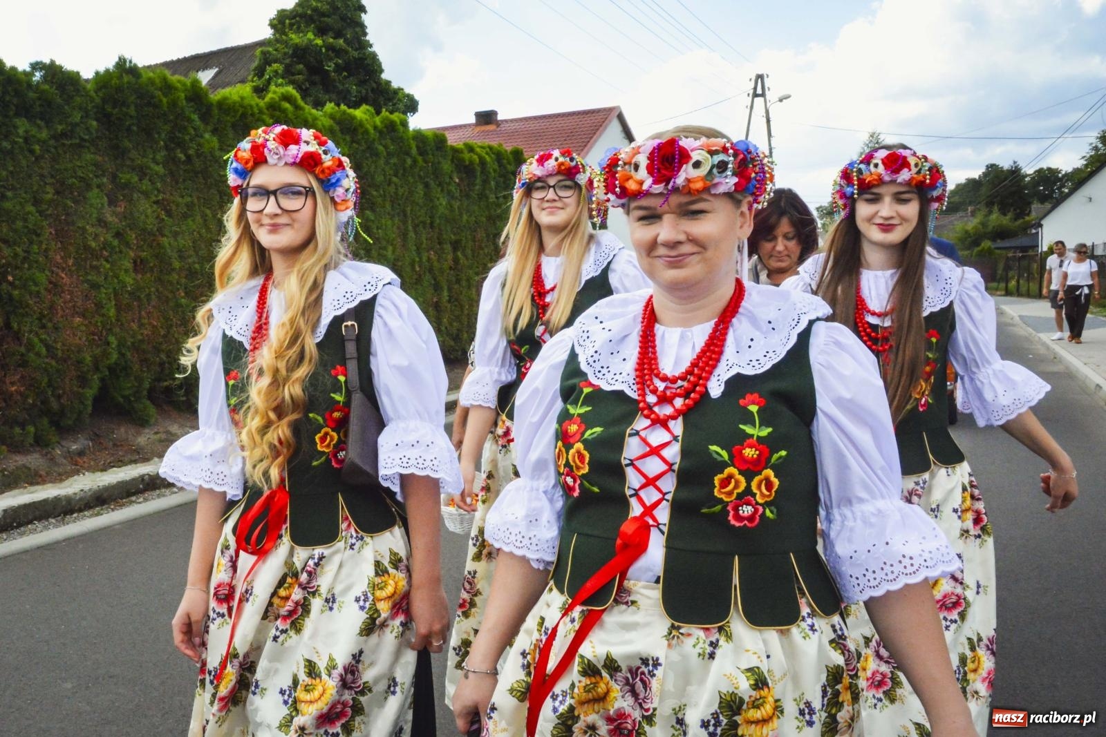 Zdjęcie w galerii na portalu naszraciborz.pl: Barwny korowód przeszedł ulicami Zabełkowa! Trwa wielkie świętowanie na boisku LKS [FOTO i WIDEO] wiadomości z regionu