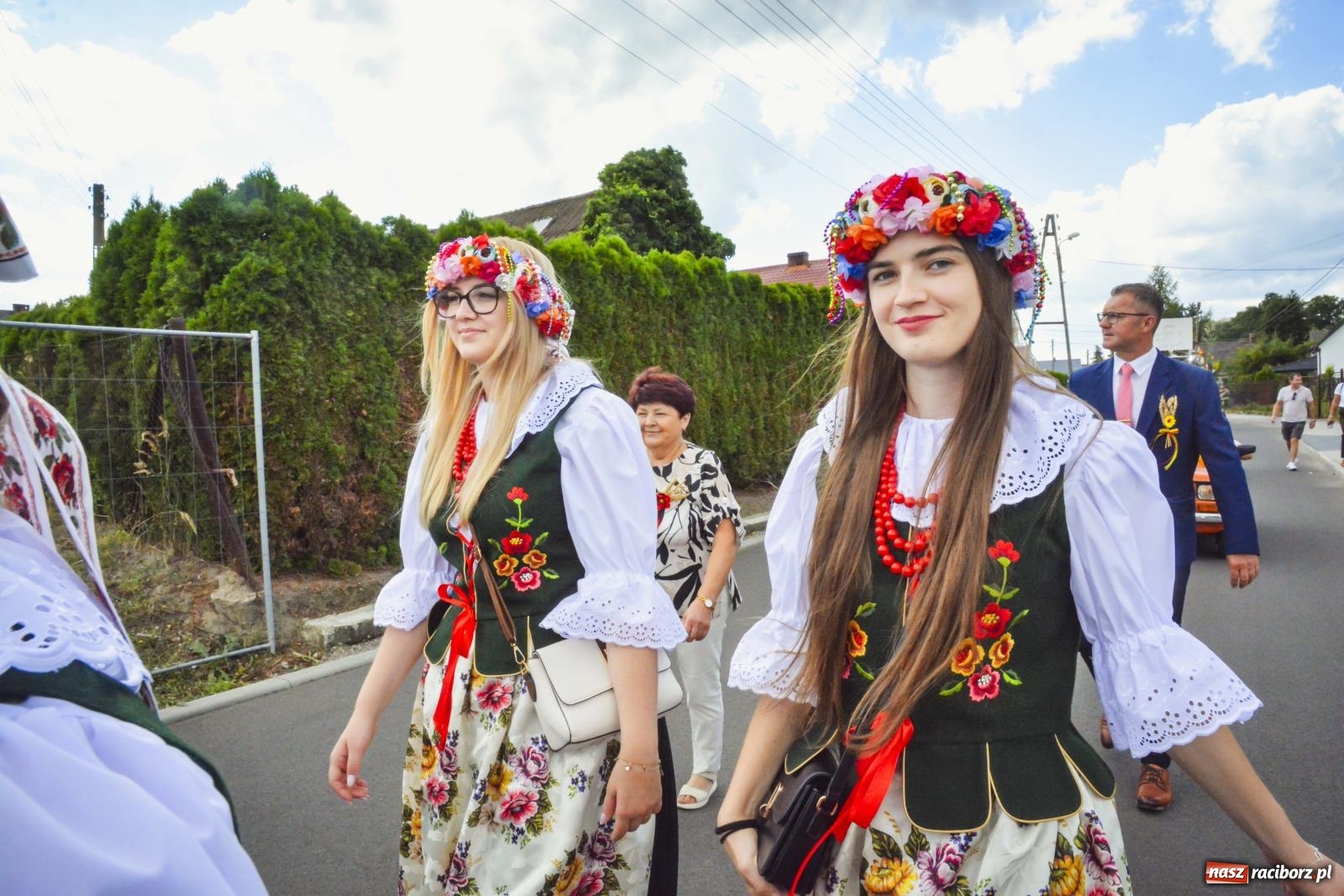 Zdjęcie w galerii na portalu naszraciborz.pl: Barwny korowód przeszedł ulicami Zabełkowa! Trwa wielkie świętowanie na boisku LKS [FOTO i WIDEO] wiadomości z regionu