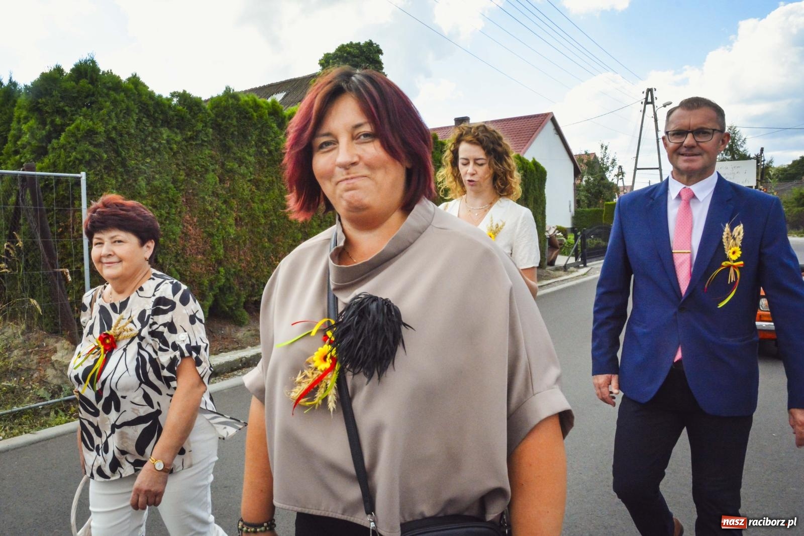 Zdjęcie w galerii na portalu naszraciborz.pl: Barwny korowód przeszedł ulicami Zabełkowa! Trwa wielkie świętowanie na boisku LKS [FOTO i WIDEO] wiadomości z regionu
