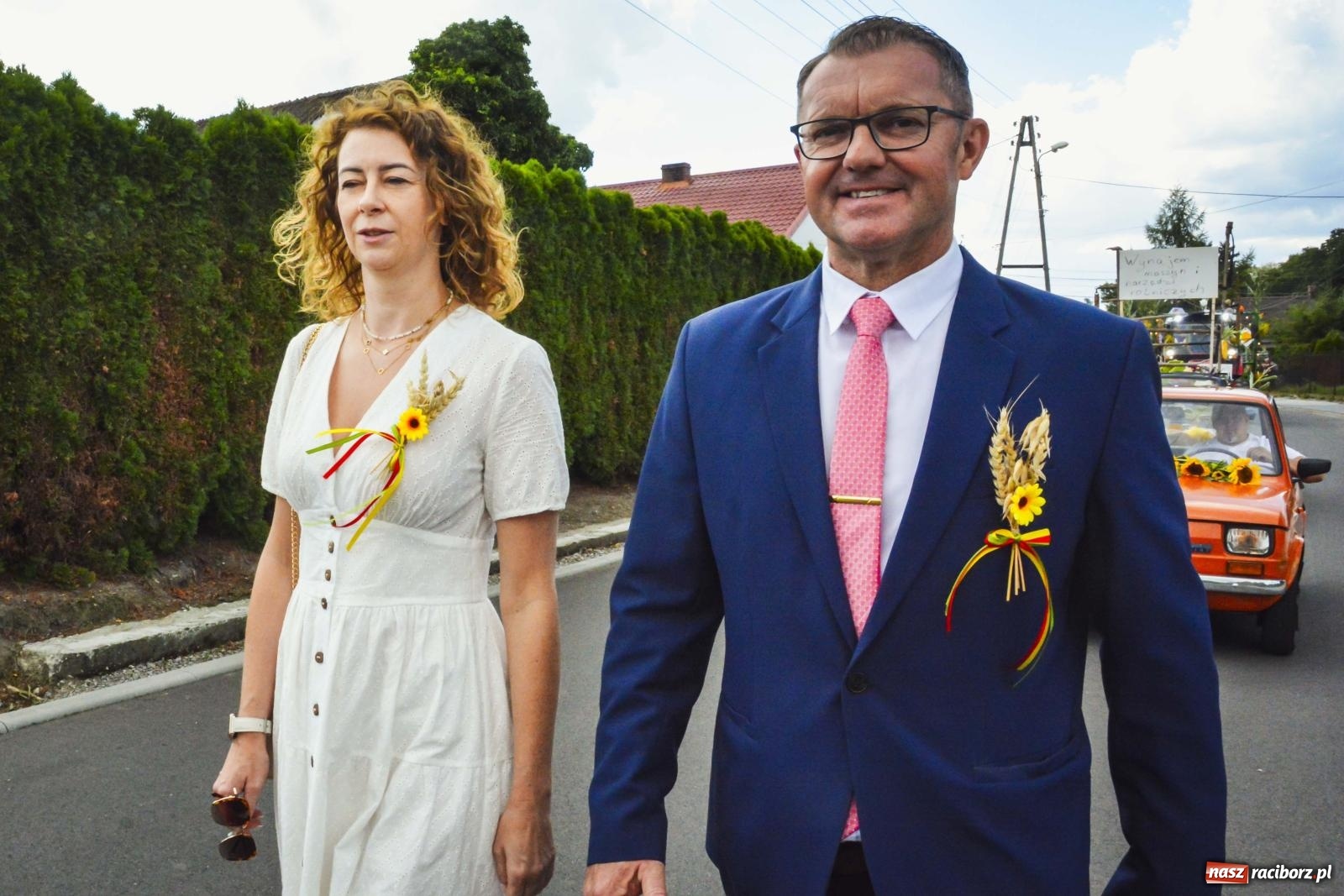 Zdjęcie w galerii na portalu naszraciborz.pl: Barwny korowód przeszedł ulicami Zabełkowa! Trwa wielkie świętowanie na boisku LKS [FOTO i WIDEO] wiadomości z regionu