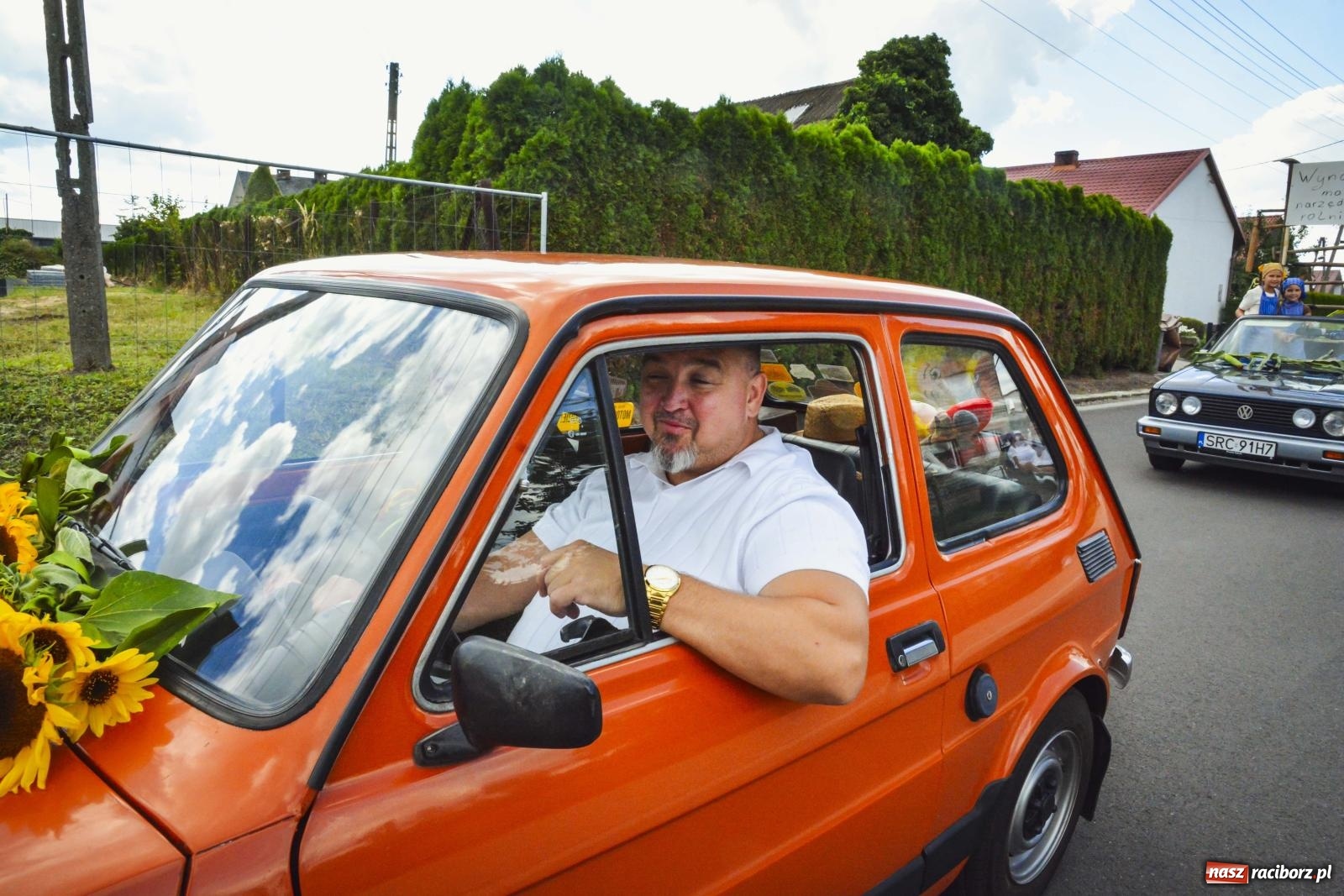 Zdjęcie w galerii na portalu naszraciborz.pl: Barwny korowód przeszedł ulicami Zabełkowa! Trwa wielkie świętowanie na boisku LKS [FOTO i WIDEO] wiadomości z regionu