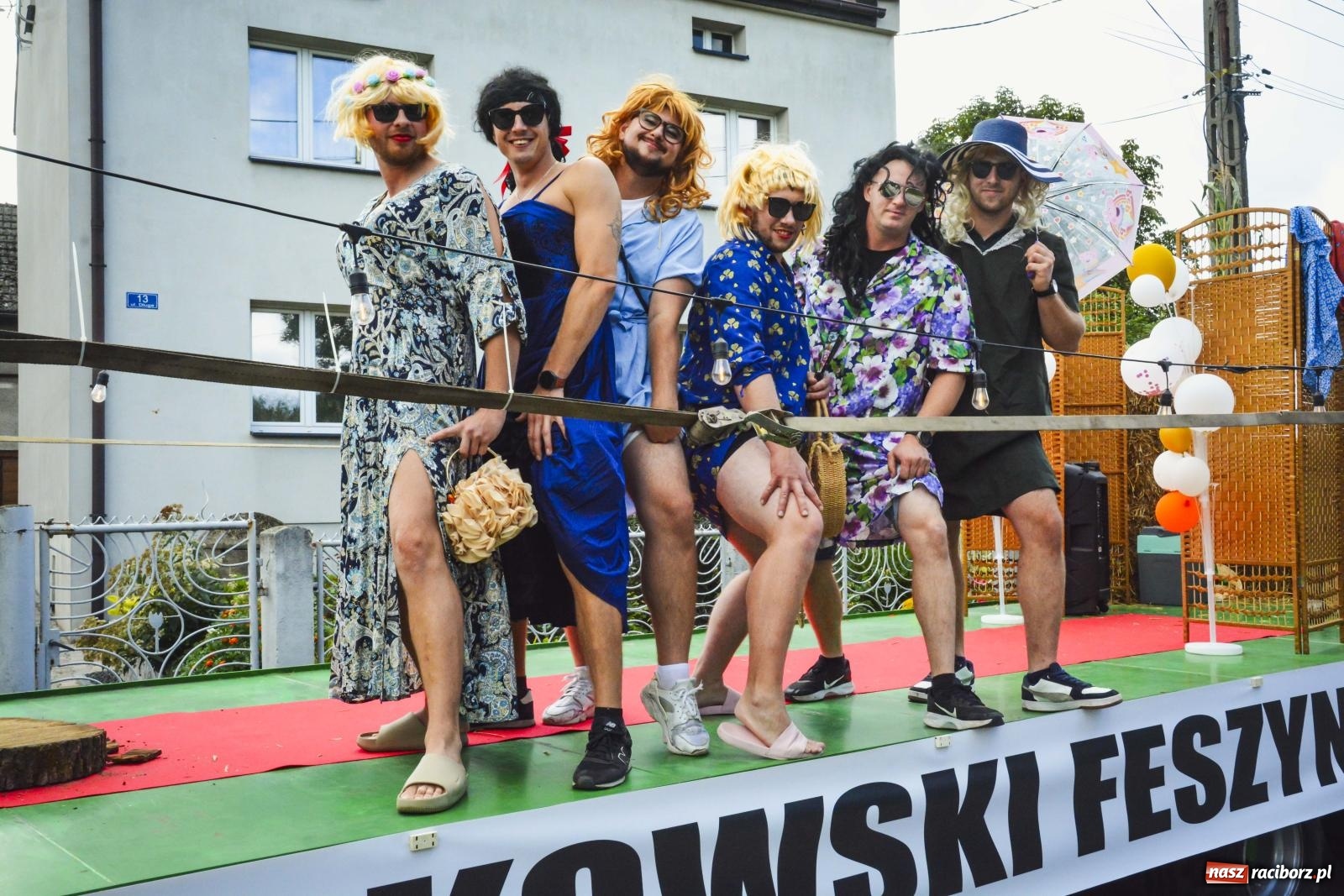 Zdjęcie w galerii na portalu naszraciborz.pl: Barwny korowód przeszedł ulicami Zabełkowa! Trwa wielkie świętowanie na boisku LKS [FOTO i WIDEO] wiadomości z regionu