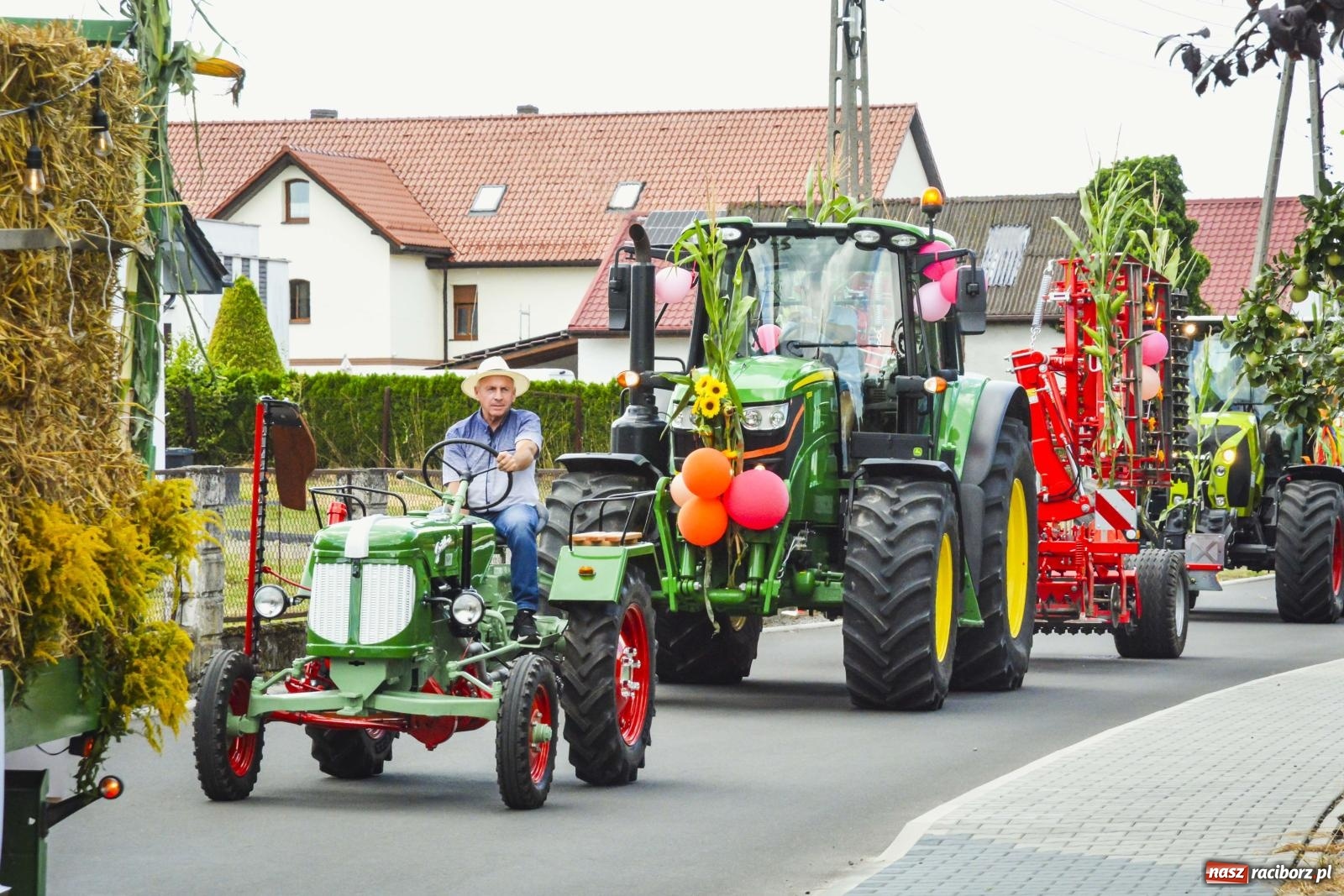 Zdjęcie w galerii na portalu naszraciborz.pl: Barwny korowód przeszedł ulicami Zabełkowa! Trwa wielkie świętowanie na boisku LKS [FOTO i WIDEO] wiadomości z regionu