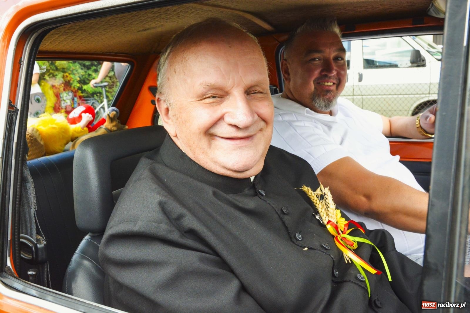 Zdjęcie w galerii na portalu naszraciborz.pl: Barwny korowód przeszedł ulicami Zabełkowa! Trwa wielkie świętowanie na boisku LKS [FOTO i WIDEO] wiadomości z regionu